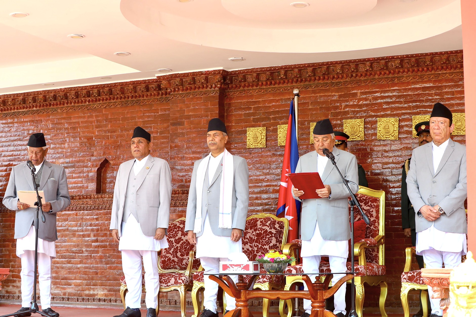      राष्ट्रपति पौडेलद्वारा प्रतिनिधिसभाका ज्येष्ठ सदस्य केसीलाई शपथ   