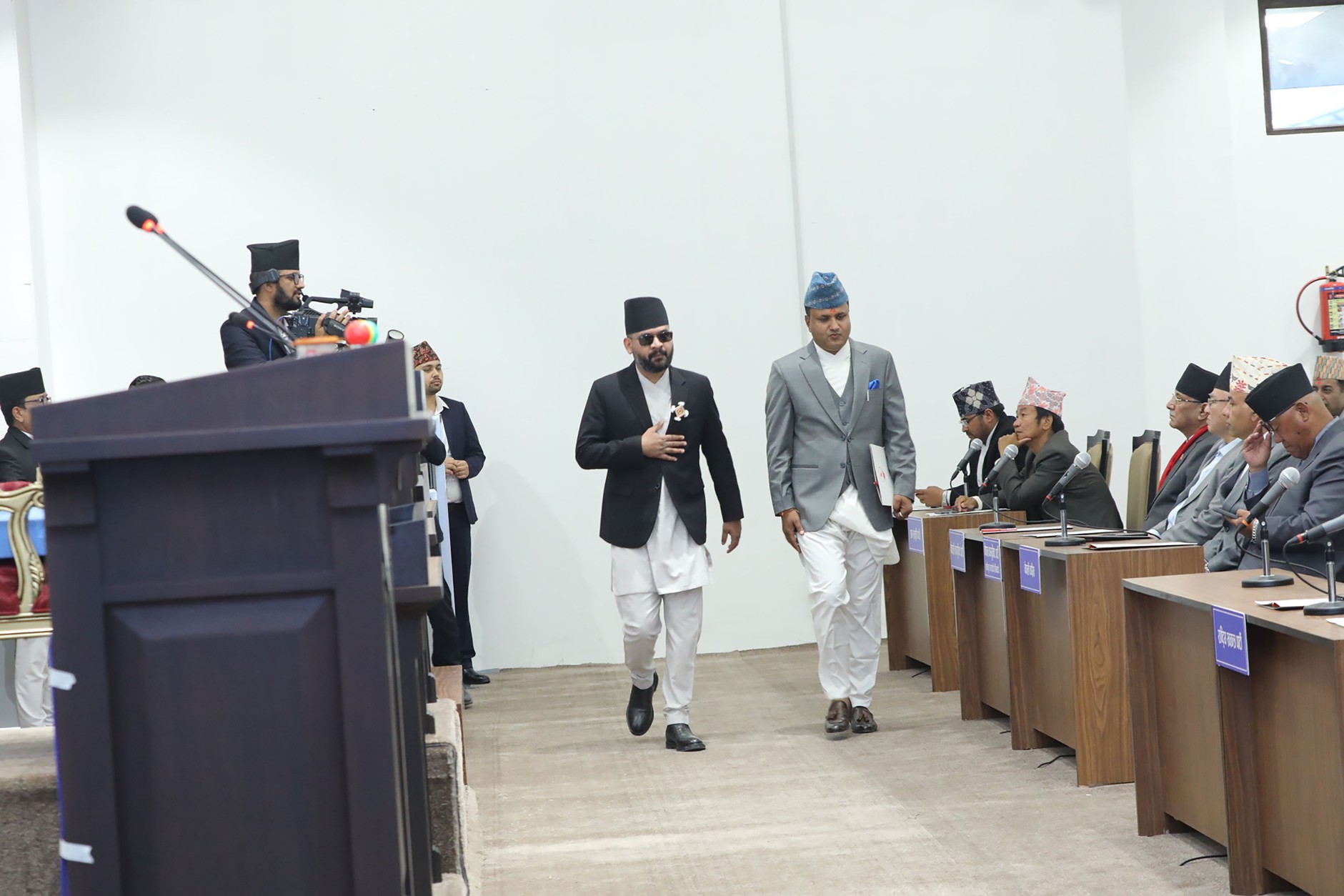      ‘सिलाम साक्मा’मा सजिएर बालेनको शपथ   