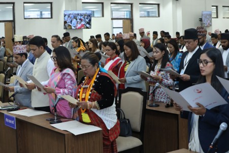       ज्येष्ठ सदस्य केसीद्वारा नवनिर्वाचित प्रतिनिधिसभा सदस्यलाई शपथ   