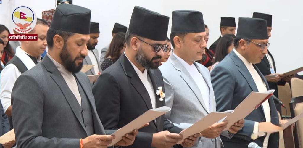 प्रतिनिधिसभाका नवनिर्वाचित सांसदहरूले लिए शपथ