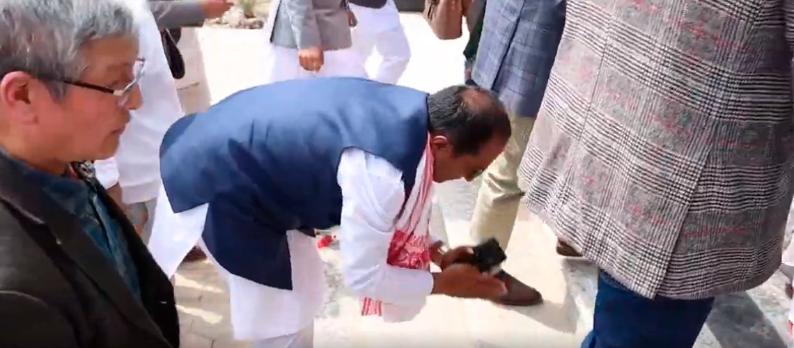 संसद्को ढोका ढोग्दै सिंहदरबार छिरे नयाँ सांसदहरू