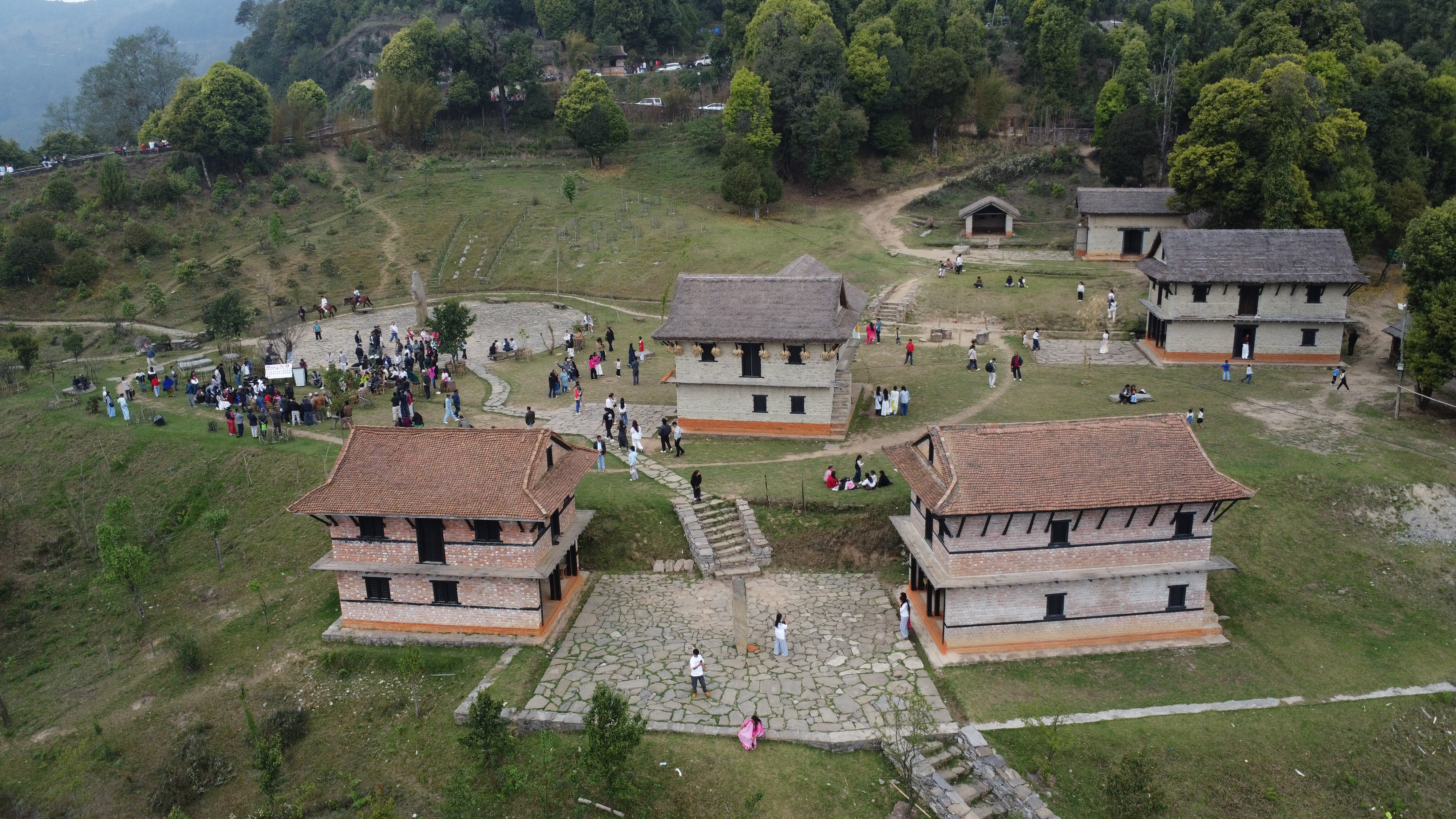     लालीगुराँस महोत्सवमा साहित्यमय बन्यो चोत्लुङ पार्क   