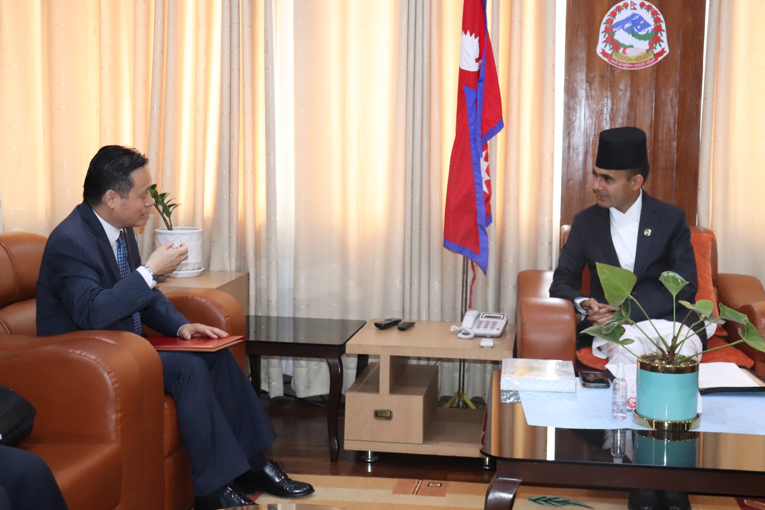     सञ्चारमन्त्री तिमिल्सिनासँग चिनियाँ राजदूतको शिष्टाचार भेटवार्ता   