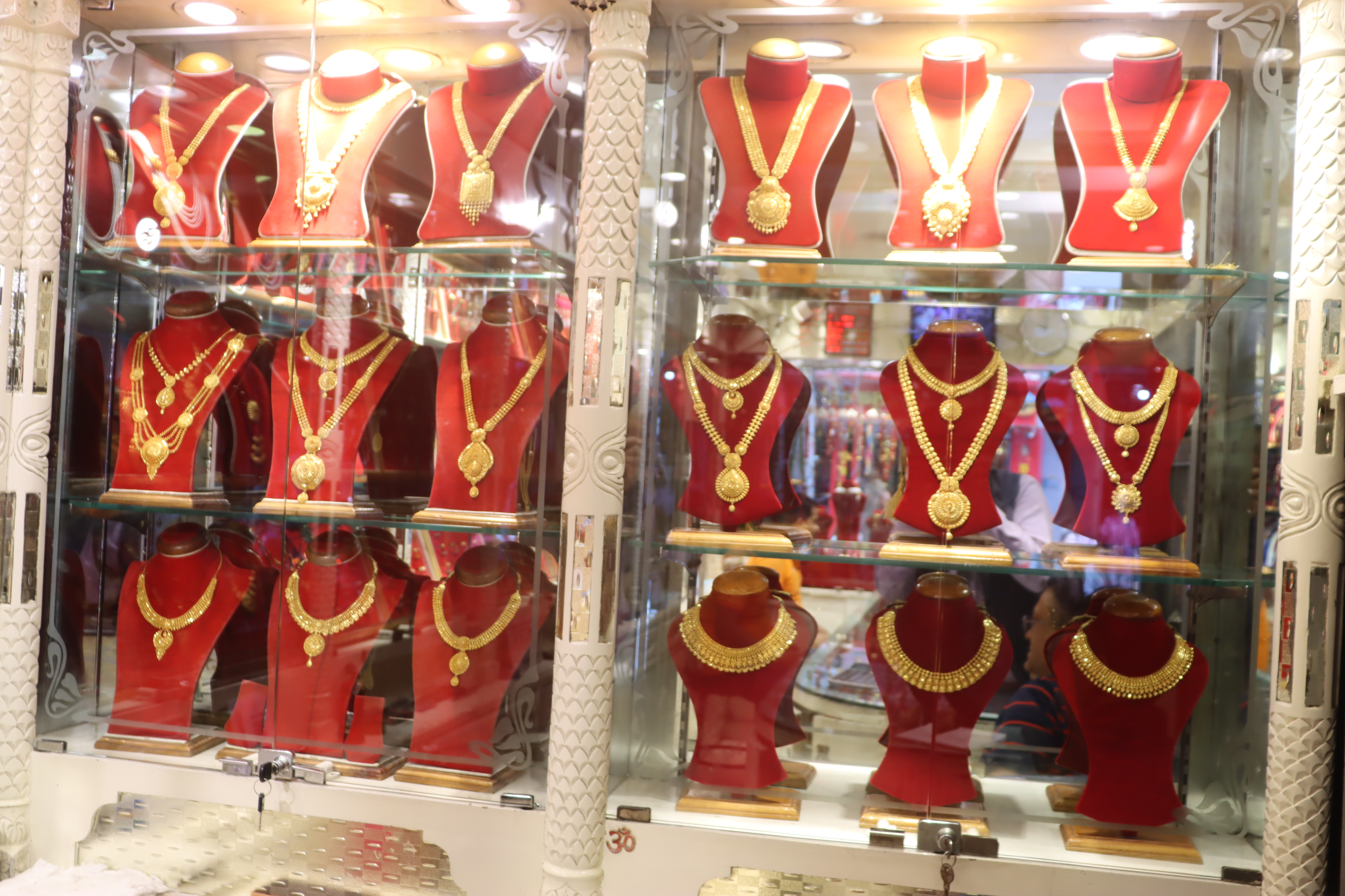     सुनचाँदीको मूल्यमा केही गिरावट   