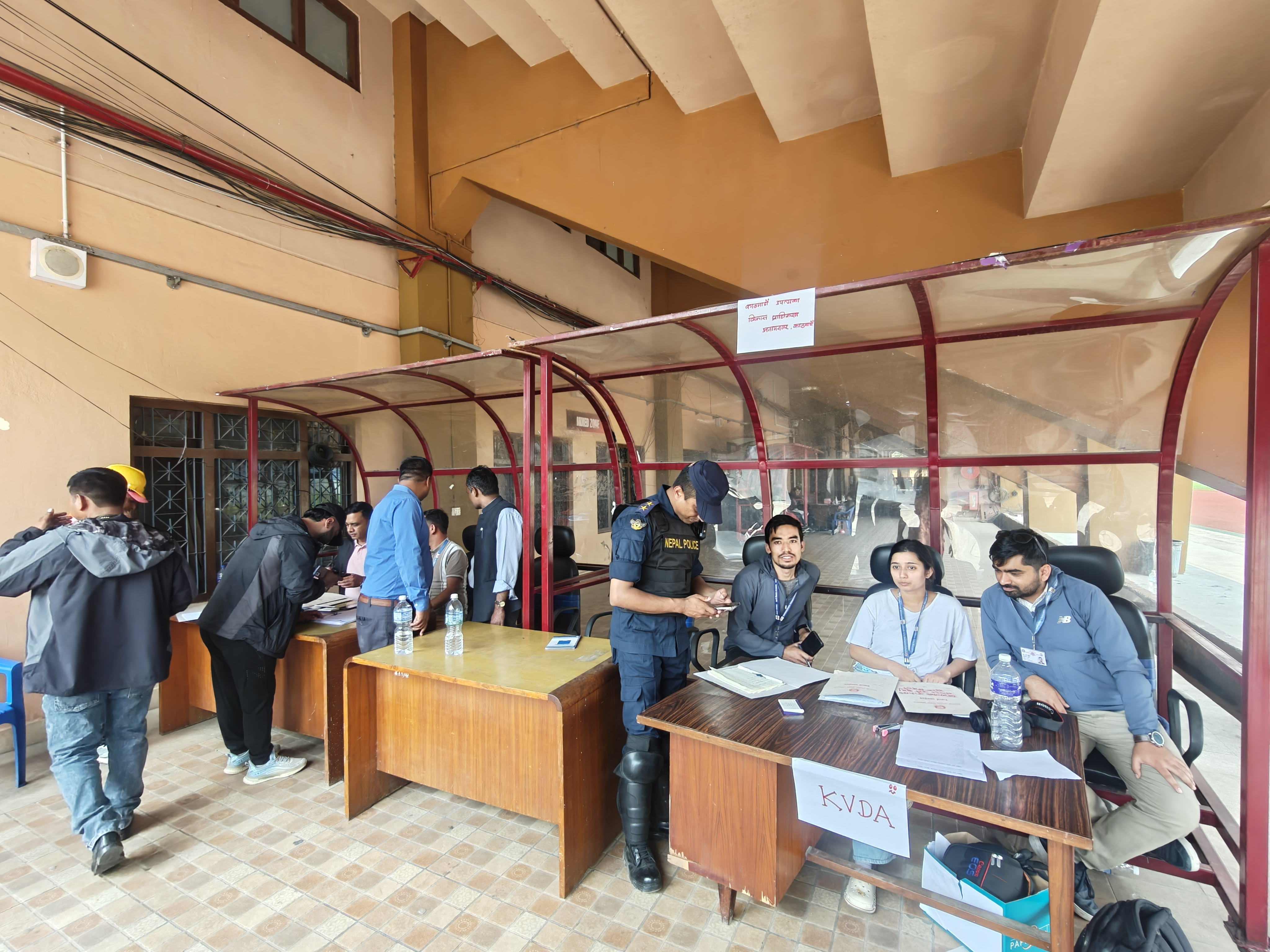     दशरथ रङ्गशालामा सुकुमवासीको ‘स्क्रिनिङ’: चार परिवारलाई कीर्तिपुर पठाइयो   