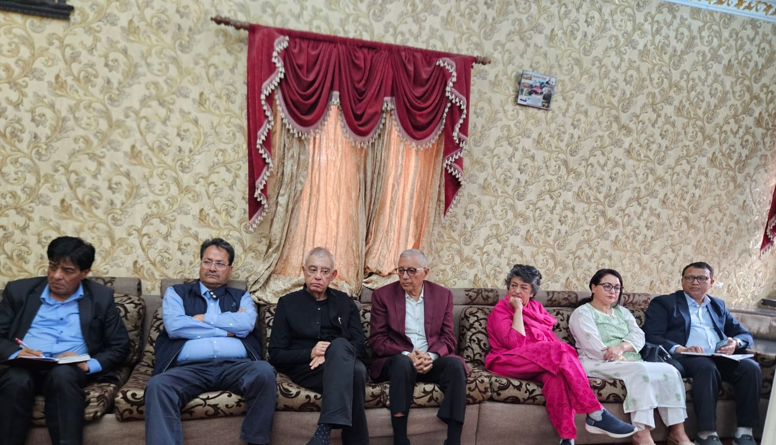     नेता डा कोइरालाद्वारा बुद्धिजीवीसँग छलफल   