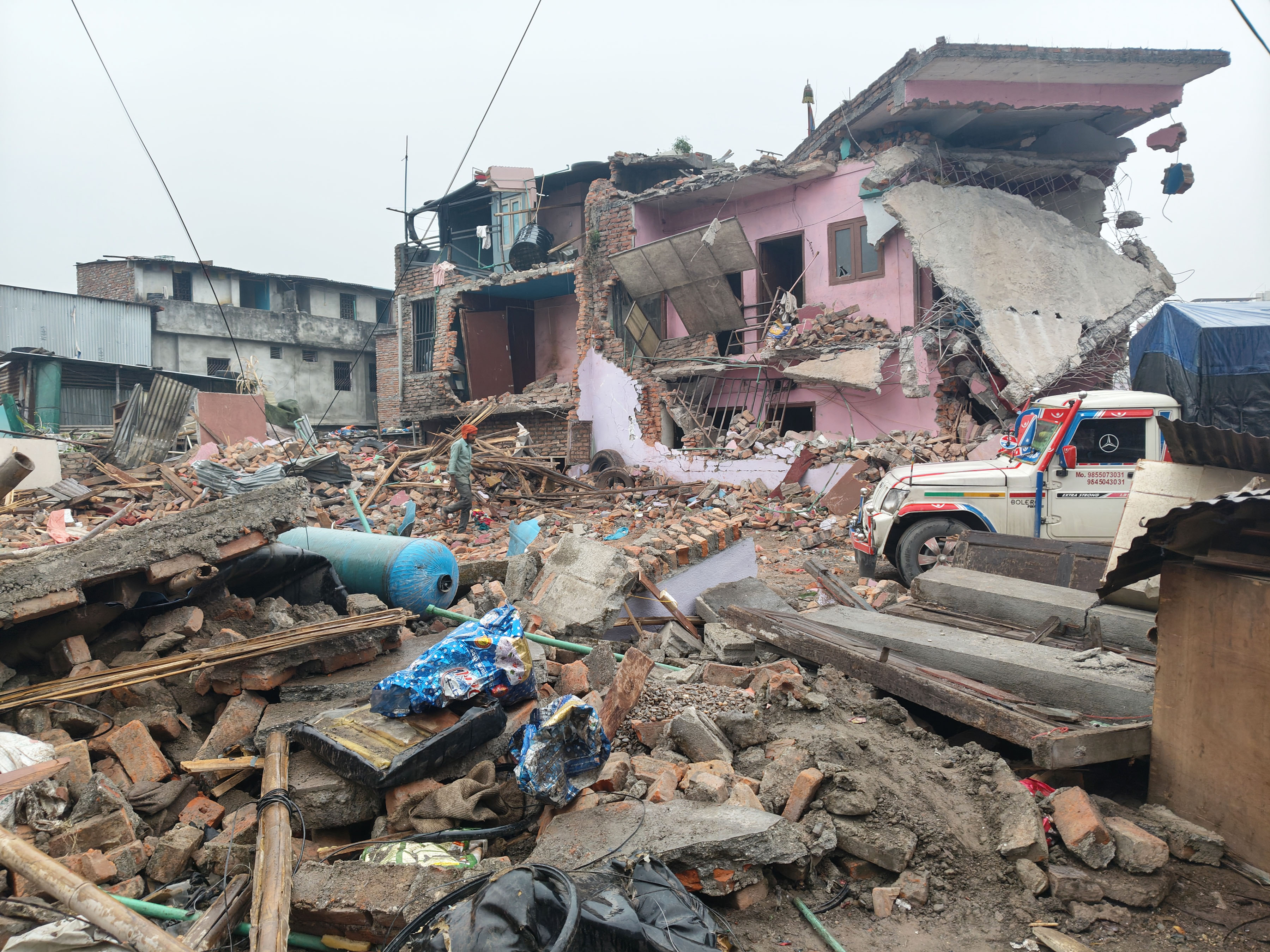     गैरीगाउँ क्षेत्रमा अतिक्रमण गरी निर्माण गरिएका सबै ठूला घर भत्काइयो   