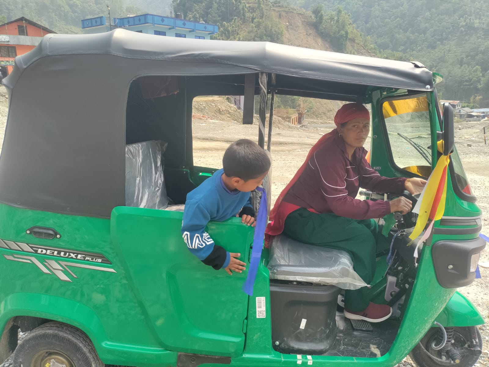     अटो चलाएर आत्मनिर्भर बन्दै महिला   