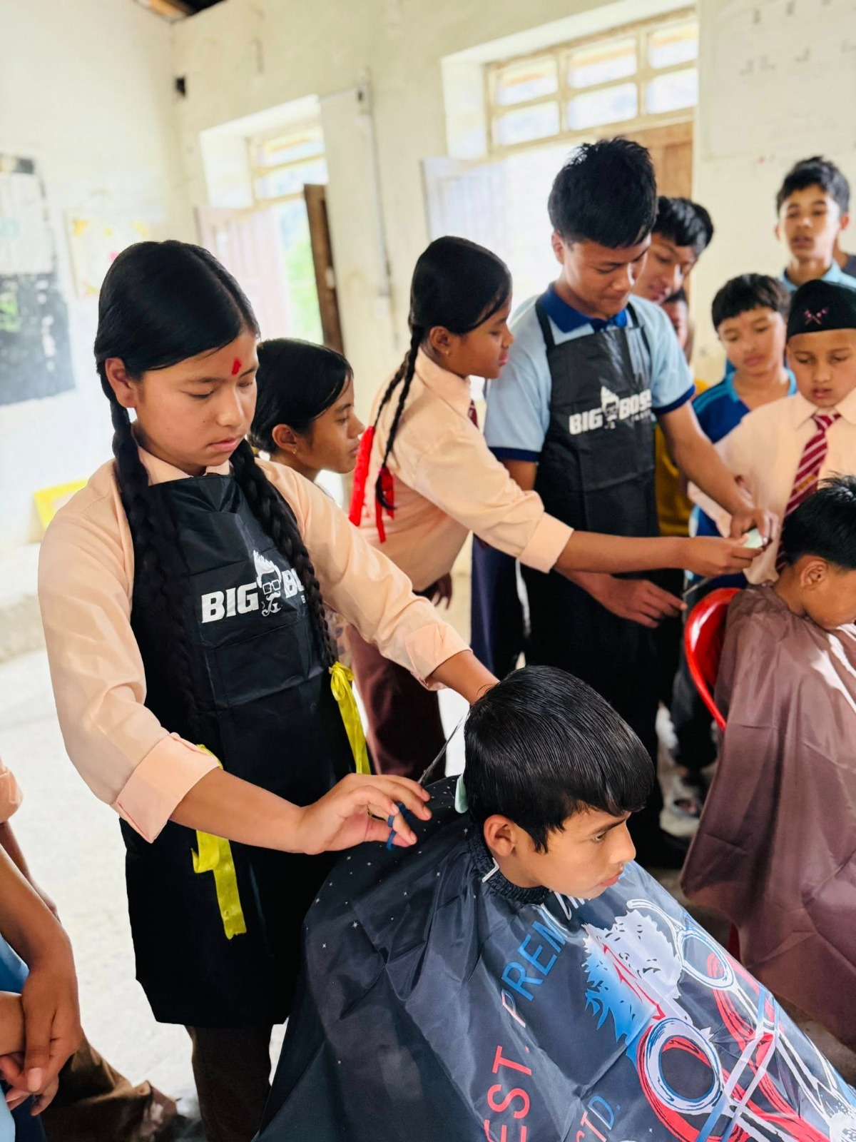     विद्यार्थीलाई सीप सिकाउन कपाल काट्ने तालिम दिइँदै   