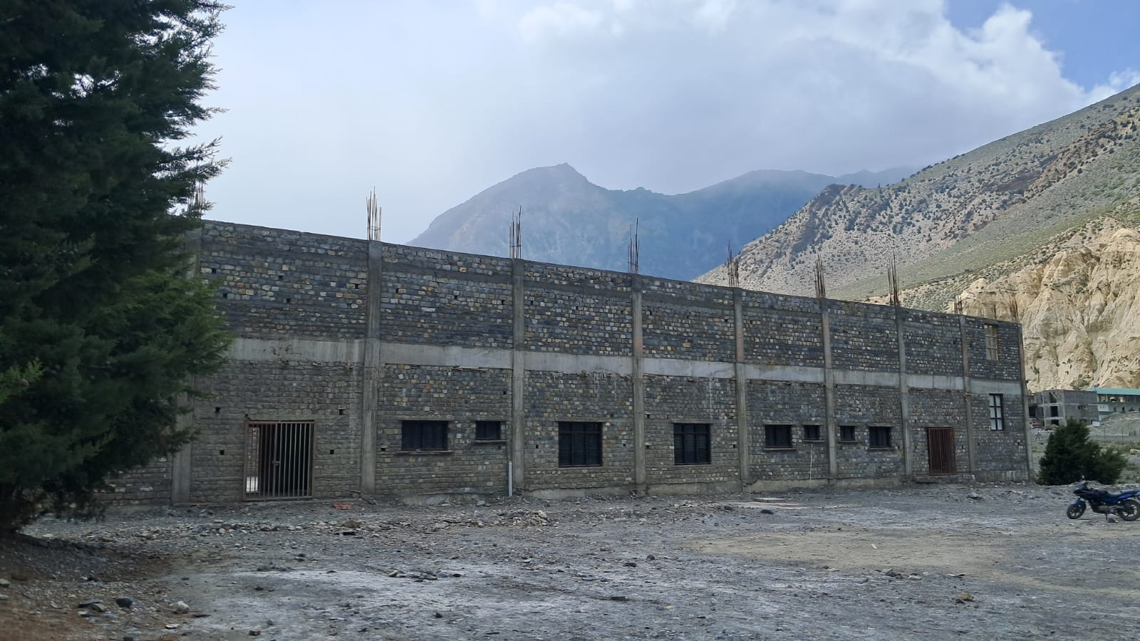     मुस्ताङको जोमसोममा निर्माणाधीन कभर्ड हल दुई वर्षदेखि अलपत्र   