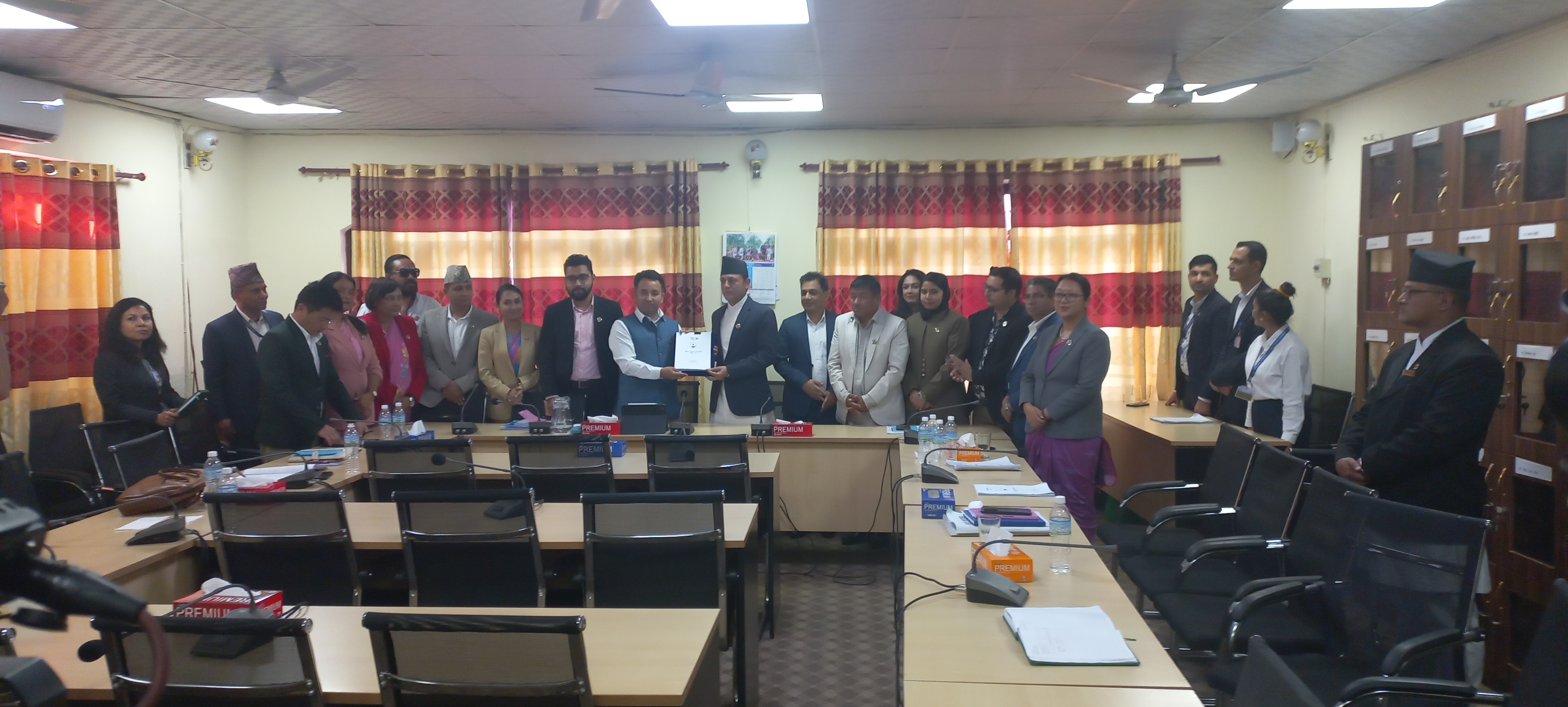     सभामुख अर्यालसमक्ष प्रतिनिधिसभा नियमावली मस्यौदा प्रतिवेदन प्रस्तुत   