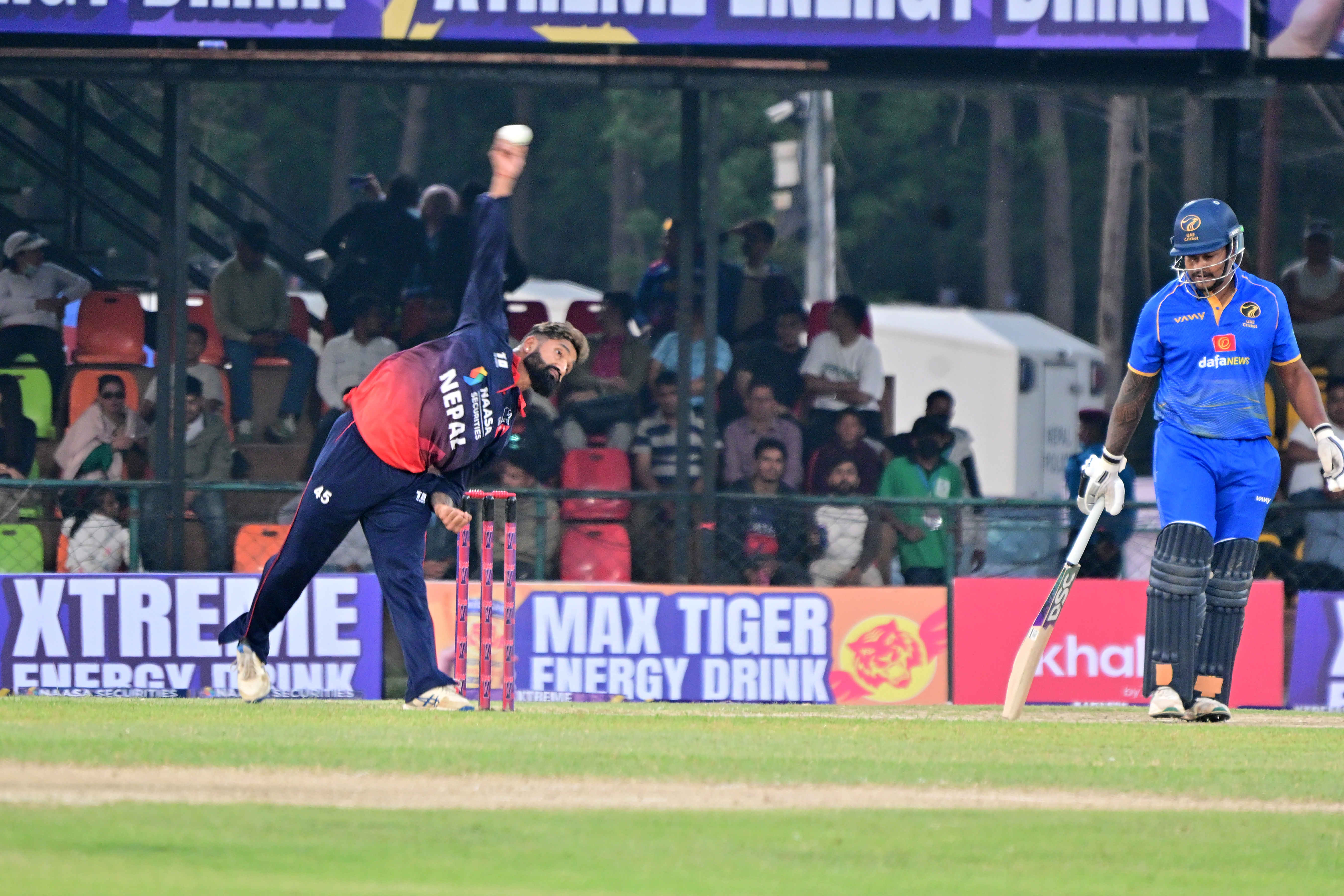     युएईले नेपाललाई दियो १२९ रनको चुनौती   