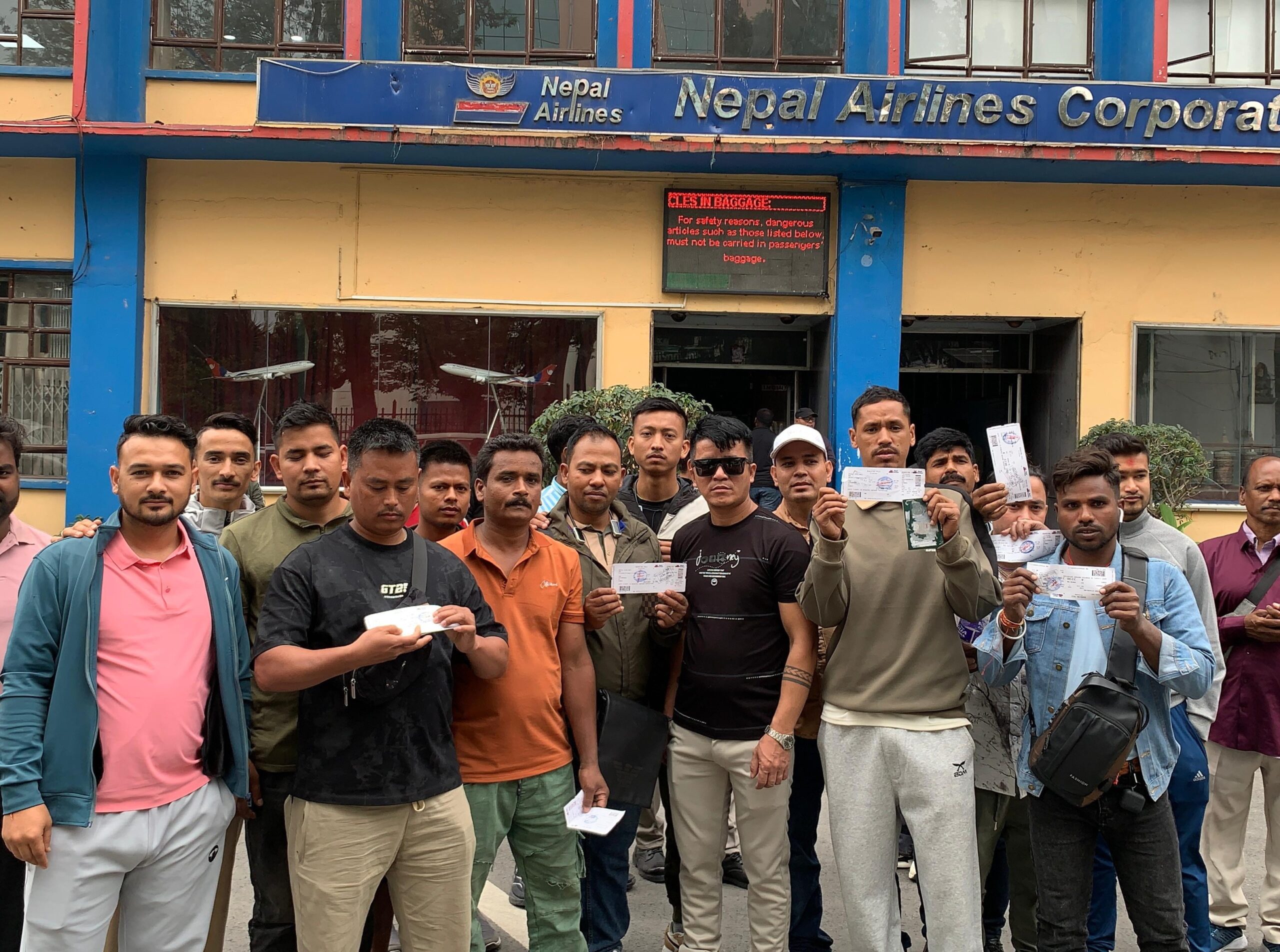 उडान रद्द भएपछि नेपाल एयरलाइन्सको कार्यालय अगाडि यात्रुहरूको प्रदर्शन