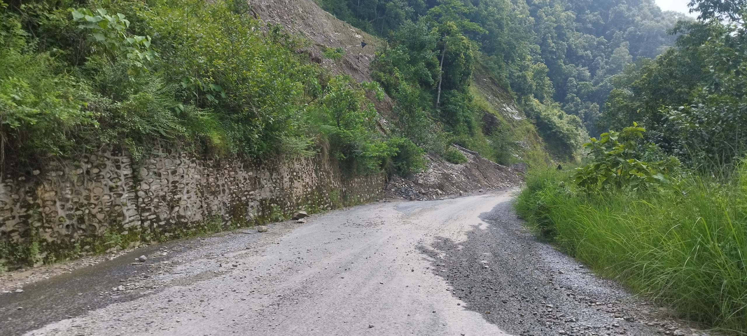     आजदेखि बेँसीसहर-चामे र मध्यपहाडी लोकमार्गमा सवारी सञ्चालनमा रोक   