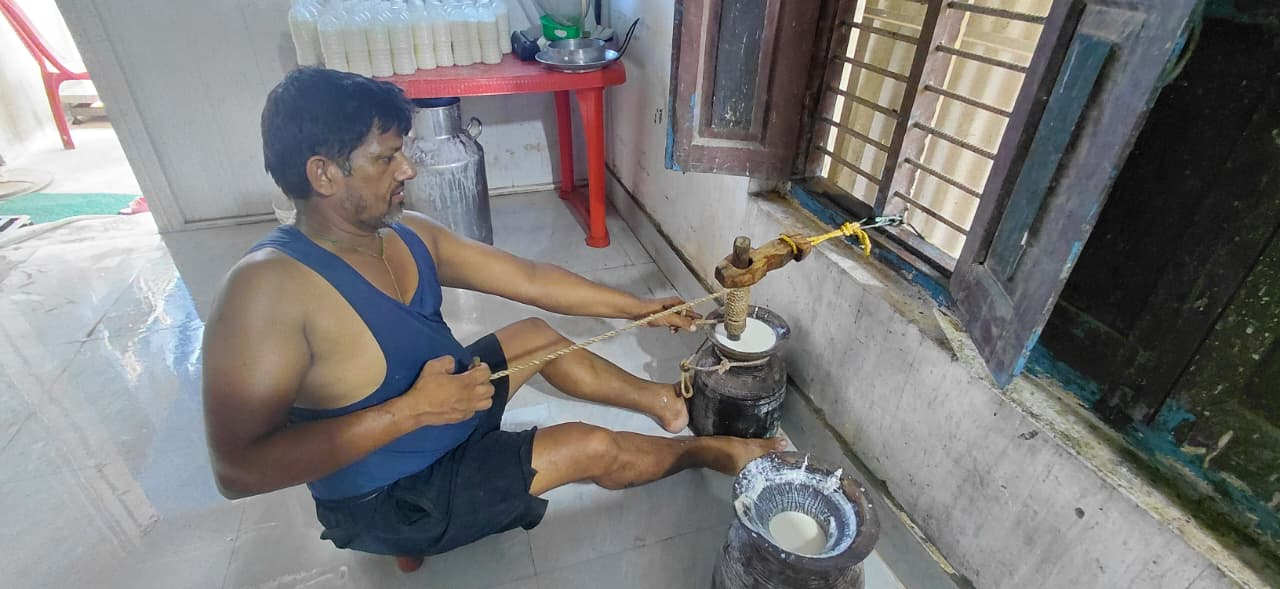     महीको बिक्रीबाट आम्दानी बटुल्दै सन्तोष   