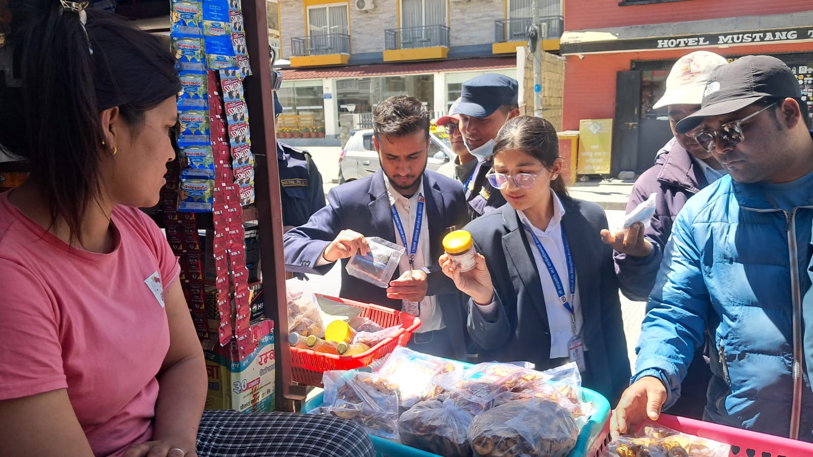     मुस्ताङका होटल र पसलमा अनुगमन   