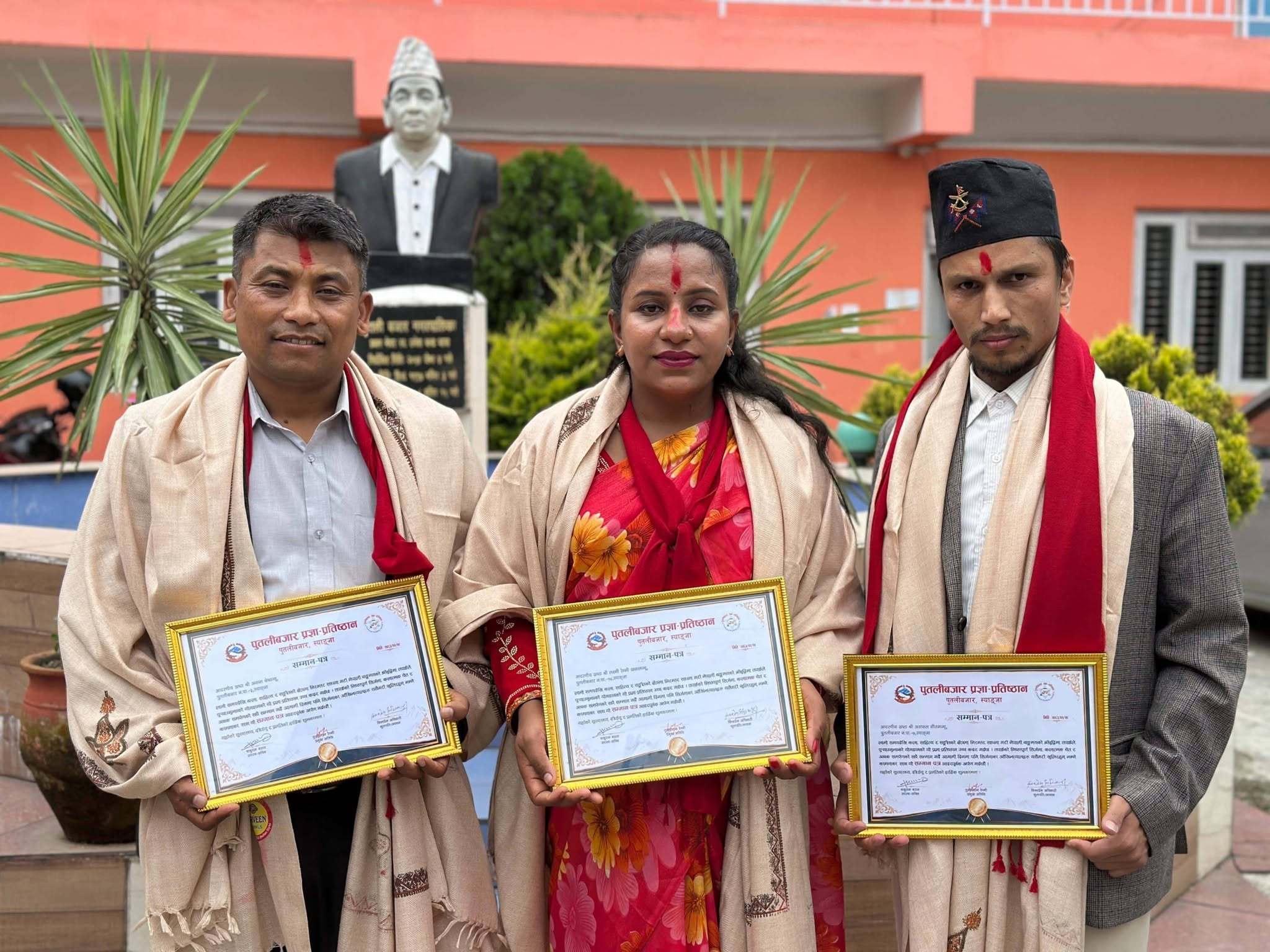     तीन स्रष्टा सम्मानित   
