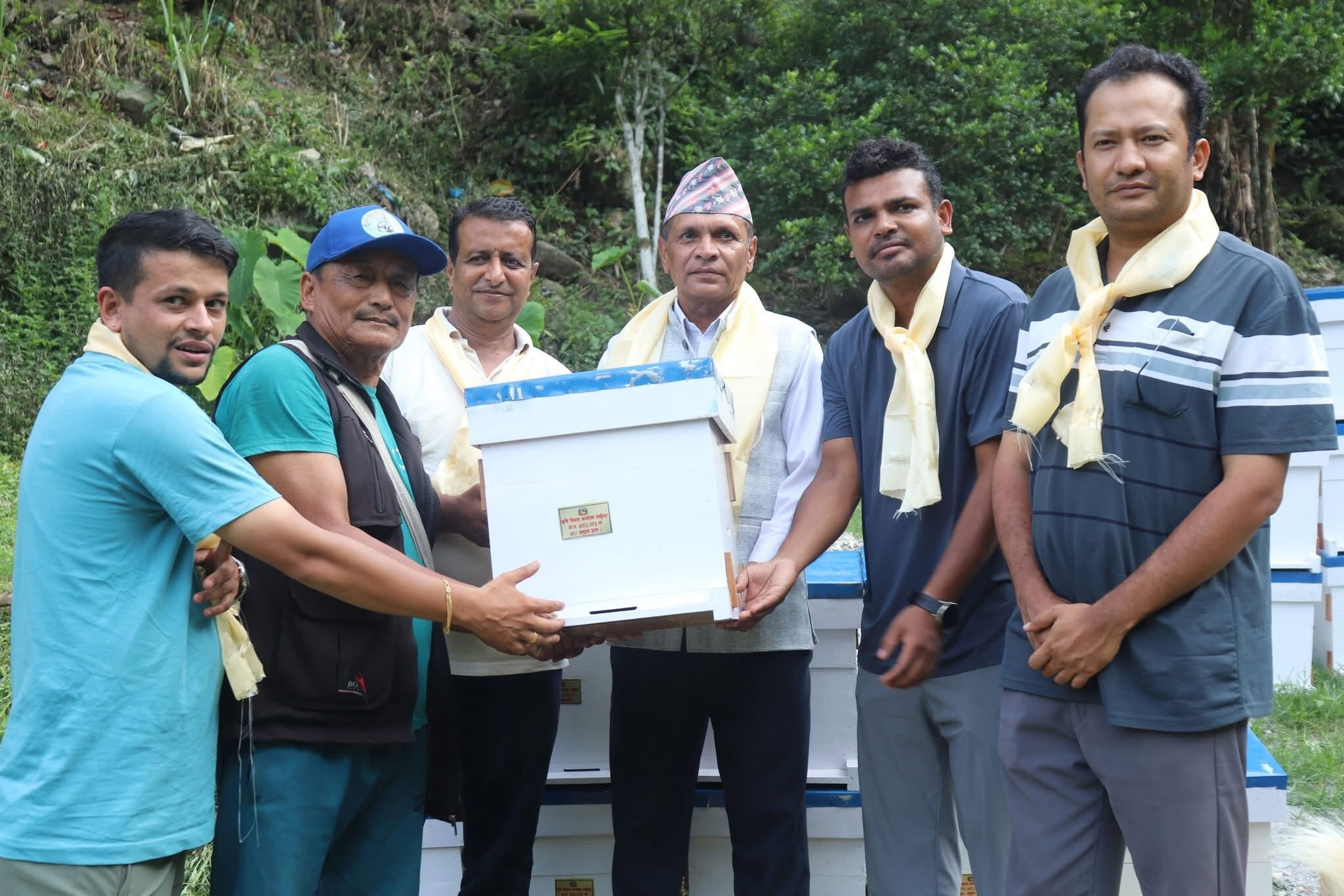     किसानलाई अनुदानमा मौरी घार वितरण   