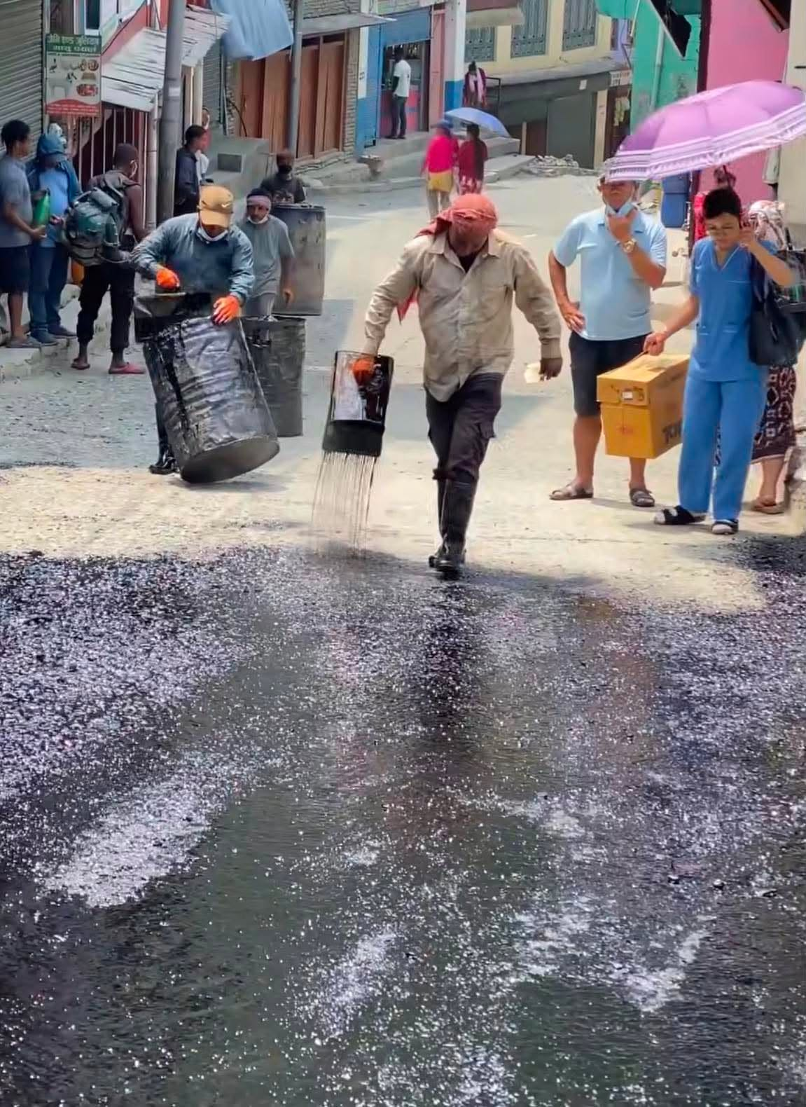     दरवाङमा सडक कालोपत्र गर्न थालियो   