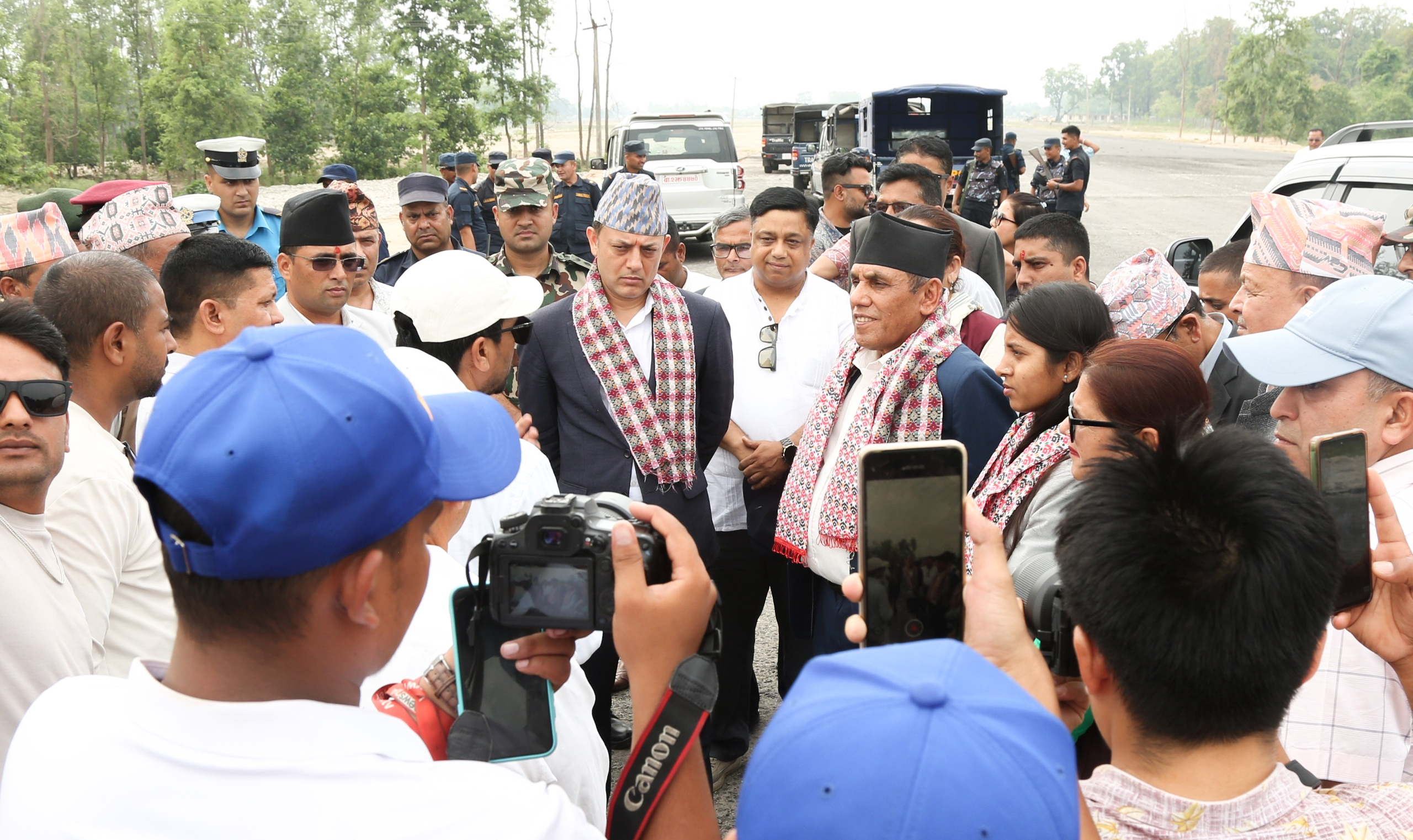     सभामुख र राष्ट्रियसभा अध्यक्षद्वारा दोधरा–चाँदनीमा प्रस्तावित सुक्खा बन्दरगाह क्षेत्रको अवलोकन   