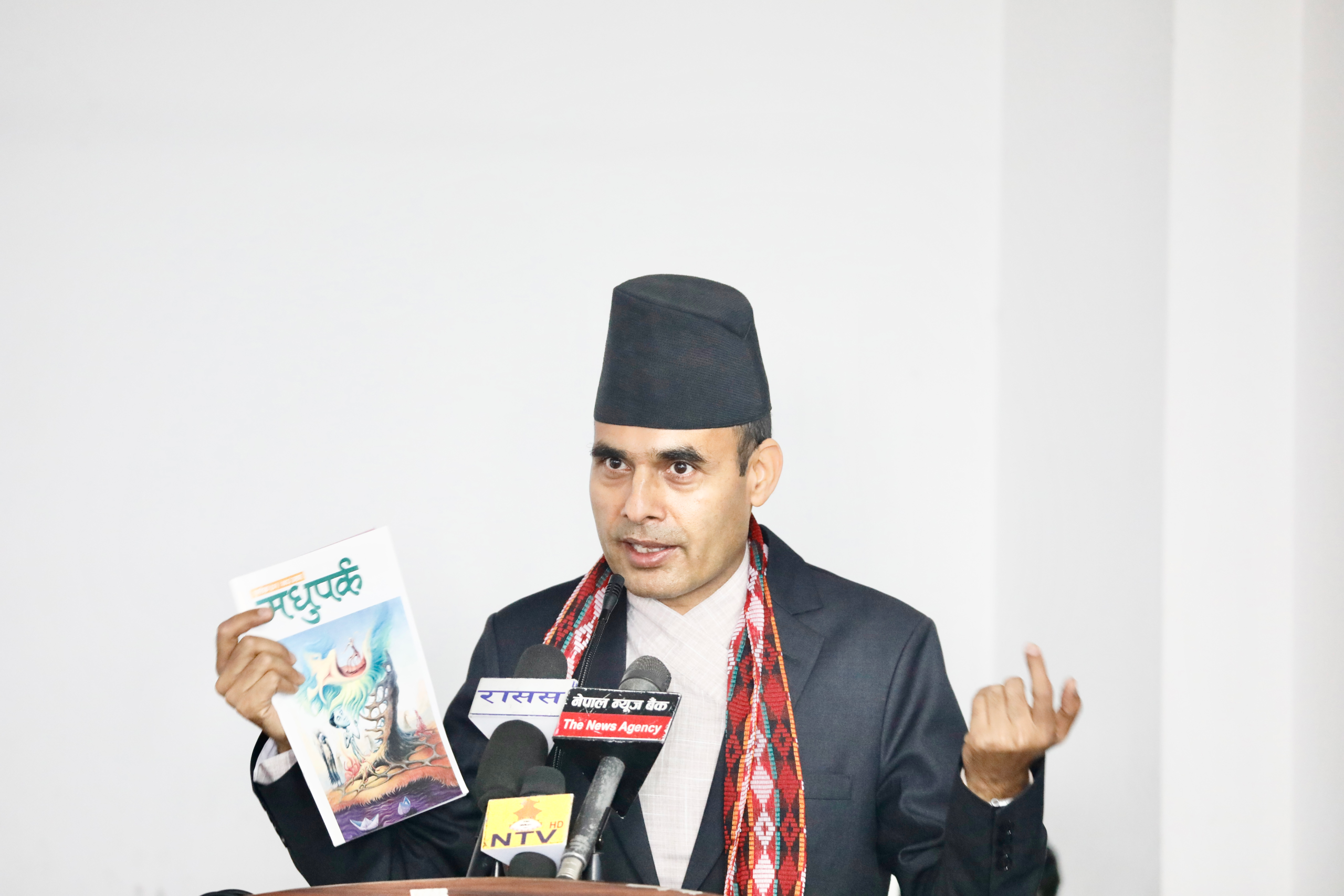     भाषा, साहित्य र संस्कृतिबिना समृद्धि अपूरोः सञ्चारमन्त्री डा तिमिल्सिना   