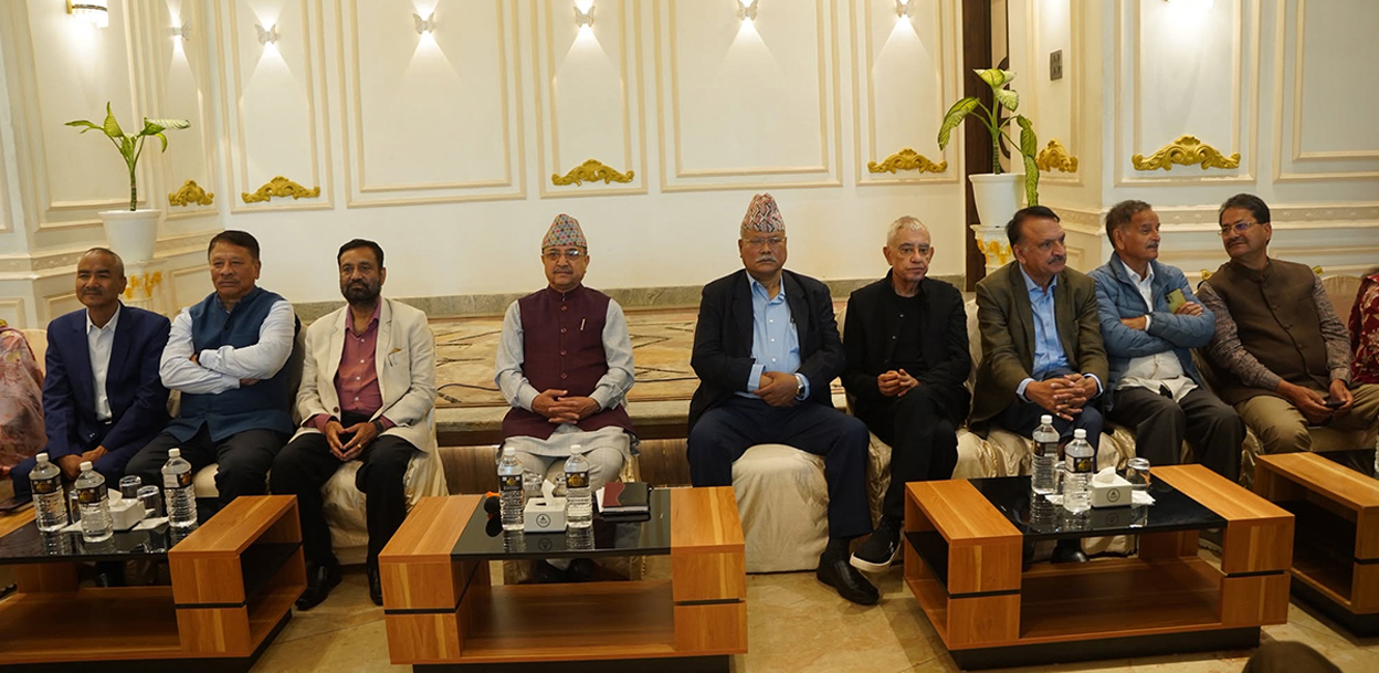 ‘मतभेद र असन्तुष्टिलाई संवाद तथा सहमतिका माध्यमबाट समाधान गरिनुपर्ने’         राष्ट्रिय समाचार समिति (रासस)     महेन्द्रनगर (धनुषा), ३० जेठः नेपाली कांग्रेसका नेता विमलेन्द्र निधिले पार्टीभित्र देखिएका मतभेद र असन्तुष्टिलाई संवाद तथा सहमतिका माध्यमबाट समाधान गर्दै सङ्गठनात्मक एकता कायम राख्नुपर्नेमा जोड दिनुभएको छ ।             आज जनकपुरधामस्थित महेन्द्रनारायण निधि मिथिला संस्कृति केन्द्रमा आयोजित ‘नेपाली कांग्रेस एकता, पार्टी सुदृढीकरण तथा देशको समसामयिक राजनीतिक विषयमा छलफलका लागि मधेस प्रदेशस्तरीय कार्यकर्ता भेला’लाई सम्बोधन गर्दै उहाँले विचार र दृष्टिकोणमा फरकपन हुनु लोकतान्त्रिक अभ्यासको स्वाभाविक प्रक्रिया भए पनि त्यसलाई विभाजन वा टकरावका आधार बनाउन नहुने विचार व्यक्त गर्नुभयो ।             उहाँले पार्टीभित्र देखिएको असन्तुष्टि, सङ्गठन सञ्चालनका विषयमा उठेका प्रश्न तथा नेतृत्वप्रतिको गुनासोलाई खुला छलफलबाट समाधान गर्नुपर्नेमा जोड दिनुभयो । कांग्रेसको मुख्य शक्ति यसको लोकतान्त्रिक संस्कार, कार्यकर्ताको समर्पण र सङ्गठनात्मक एकतामा रहेको बताउनुभयो । पार्टीलाई आगामी दिनमा थप सशक्त, प्रभावकारी र जनमुखी बनाउन सबै पक्षले साझा उद्देश्यका साथ अघि बढ्नुपर्ने उहाँको भनाइ थियो ।             निधिले वर्तमान राजनीतिक परिस्थितिमा लोकतान्त्रिक शक्तिहरूबीच सहकार्यको आवश्यकता रहेको उल्लेख गर्दै कांग्रेसले संविधान, लोकतन्त्र, सङ्घीयता, समावेशिता र सामाजिक न्यायका पक्षमा आफ्नो भूमिका अझ प्रभावकारी बनाउनुपर्ने बताउनुभयो । उहाँले पार्टीभित्रको आन्तरिक एकता बलियो भए मात्र कांग्रेसले जनताको अपेक्षाअनुसार काम गर्न सक्ने विचार व्यक्त गर्नुभयो ।             भेलाका संयोजक तथा राष्ट्रियसभा सदस्य आनन्दप्रसाद ढुङ्गानाले भेलाको उद्देश्यबारे जानकारी गराउँदै पार्टीभित्र देखिएका विभिन्न धारणा र असन्तुष्टिलाई लोकतान्त्रिक प्रक्रियाबाट व्यवस्थापन गर्नुपर्ने धारणा राख्नुभयो । उहाँले कांग्रेसको सङ्गठनलाई तल्लो तहसम्म थप सुदृढ बनाउने, कार्यकर्ताको भावना नेतृत्वसमक्ष पु¥याउने तथा समसामयिक राजनीतिक विषयमा साझा धारणा निर्माण गर्ने उद्देश्यले भेला आयोजना गरिएको जानकारी दिनुभयो ।             उहाँले कांग्रेसभित्र उठेका प्रश्नहरूलाई निषेध वा बेवास्ता गरेर होइन, खुला बहस र छलफलमार्फत समाधान खोज्नुपर्ने बताउँदै पार्टी एकता नै सबैको साझा प्राथमिकता हुनुपर्ने धारणा व्यक्त गर्नुभयो । लोकतान्त्रिक पार्टीभित्र फरक मत रहनु अस्वाभाविक नभएको उल्लेख गर्दै उहाँले ती मतलाई सम्मानपूर्वक व्यवस्थापन गर्न सकिए सङ्गठन थप बलियो बन्ने विचार व्यक्त गर्नुभयो ।             नेता उमाकान्त चौधरीले कांग्रेसको आन्तरिक लोकतन्त्रलाई व्यवहारमा उतार्न नेतृत्व र कार्यकर्ताबीचको सम्बन्ध थप मजबुत हुनुपर्ने बताउनुभयो । उहाँले पार्टीको निर्णय प्रक्रिया पारदर्शी, सहभागितामूलक र कार्यकर्तामैत्री हुनुपर्ने धारणा राख्दै सङ्गठनलाई चलायमान बनाउन तल्लो तहका कार्यकर्ताको भूमिका महत्वपूर्ण हुने बताउनुभयो ।             नेता मोहनबहादुर बस्नेतले कांग्रेसलाई जनविश्वासको केन्द्रका रूपमा स्थापित राख्न सङ्गठनात्मक सुधार, नेतृत्वको उत्तरदायित्व, कार्यकर्ता परिचालन र जनतासँगको सम्बन्धलाई अझ सुदृढ बनाउनुपर्ने आवश्यकता औँल्याउनुभयो । नेता गुरुप्रसाद बरालले कांग्रेसभित्र उठेका आवाज र बहसलाई पार्टीको लोकतान्त्रिक जीवनको अभिन्न अङ्गका रूपमा लिनुपर्ने बताउनुभयो । उहाँले फरक विचार राख्नेहरूलाई विरोधीका रूपमा नभई पार्टीलाई थप सुदृढ बनाउन योगदान गर्ने पक्षका रूपमा हेर्नुपर्ने धारणा राख्दै अन्ततः सबैको लक्ष्य कांग्रेसलाई बलियो बनाउने नै रहेको उल्लेख गर्नुभयो ।             नेपाली कांग्रेस महोत्तरीका सभापति नागेश्वर यादवले मधेस प्रदेशका कार्यकर्ताको भावना, सङ्गठन विस्तार, जनसम्पर्क अभिवृद्धि र पार्टी सुदृढीकरणका विषयमा आफ्नो धारणा राख्नुभयो । उहाँले पार्टीको सङ्गठनात्मक संरचनालाई सक्रिय र प्रभावकारी बनाउन कार्यकर्ताको भूमिका निर्णायक हुने बताउनुभयो ।             भेलाको अध्यक्षता नेपाली कांग्रेस बारा जिल्ला सभापति राजेश राय यादवले गर्नुभएको थियो । अध्यक्षीय मन्तव्यमा उहाँले कांग्रेसभित्र एकता कायम राख्दै सङ्गठनलाई बलियो बनाउने दिशामा सबै पक्ष जिम्मेवार बन्नुपर्ने बताउनुभयो । उहाँले पार्टीभित्रको संवाद र सहकार्यलाई सुदृढ गर्दै लोकतान्त्रिक संस्कारलाई संरक्षण गर्नुपर्नेमा जोड दिनुभयो ।      —