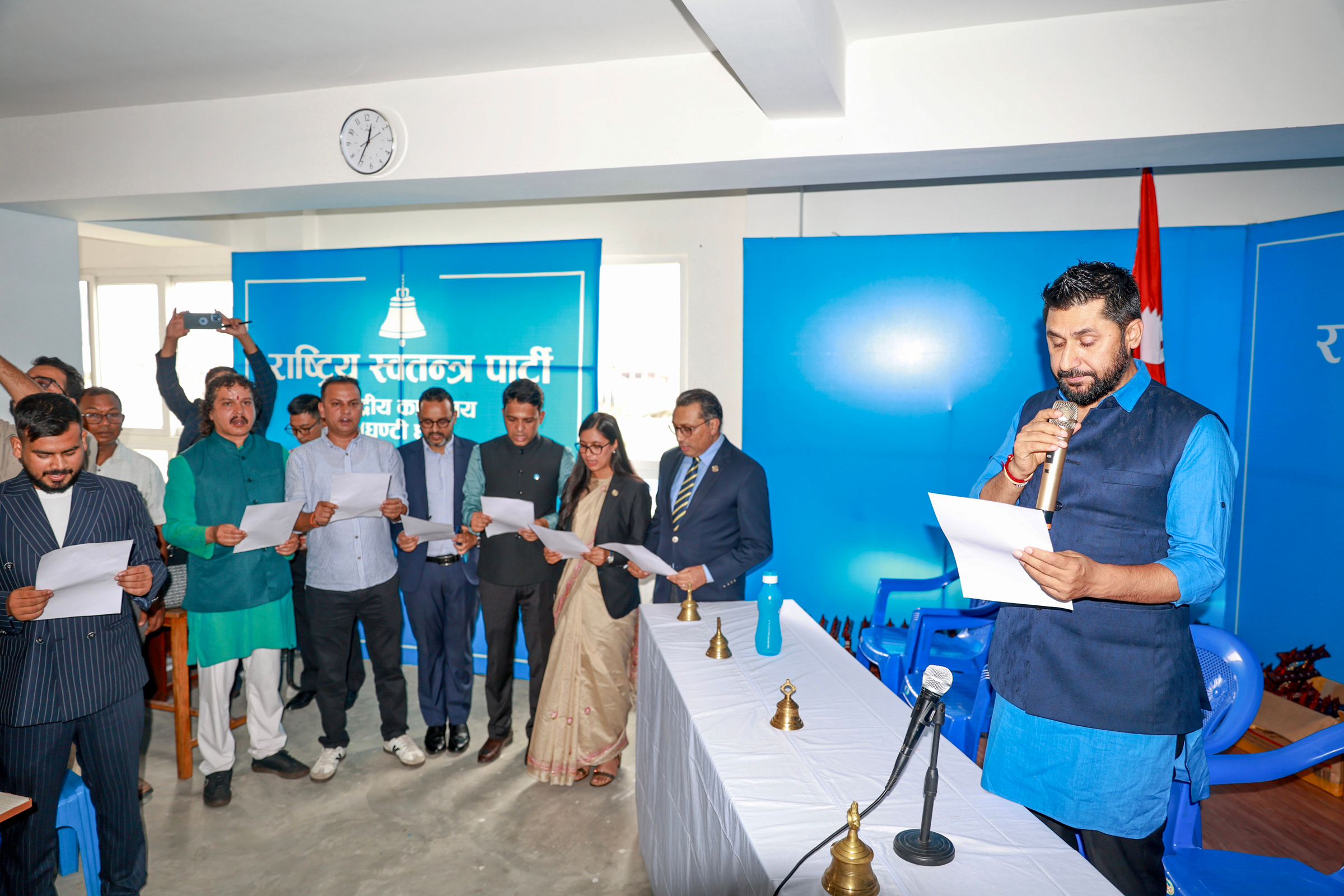     रास्वपाका निर्वाचित पदाधिकारी र केन्द्रीय सदस्यको शपथ   