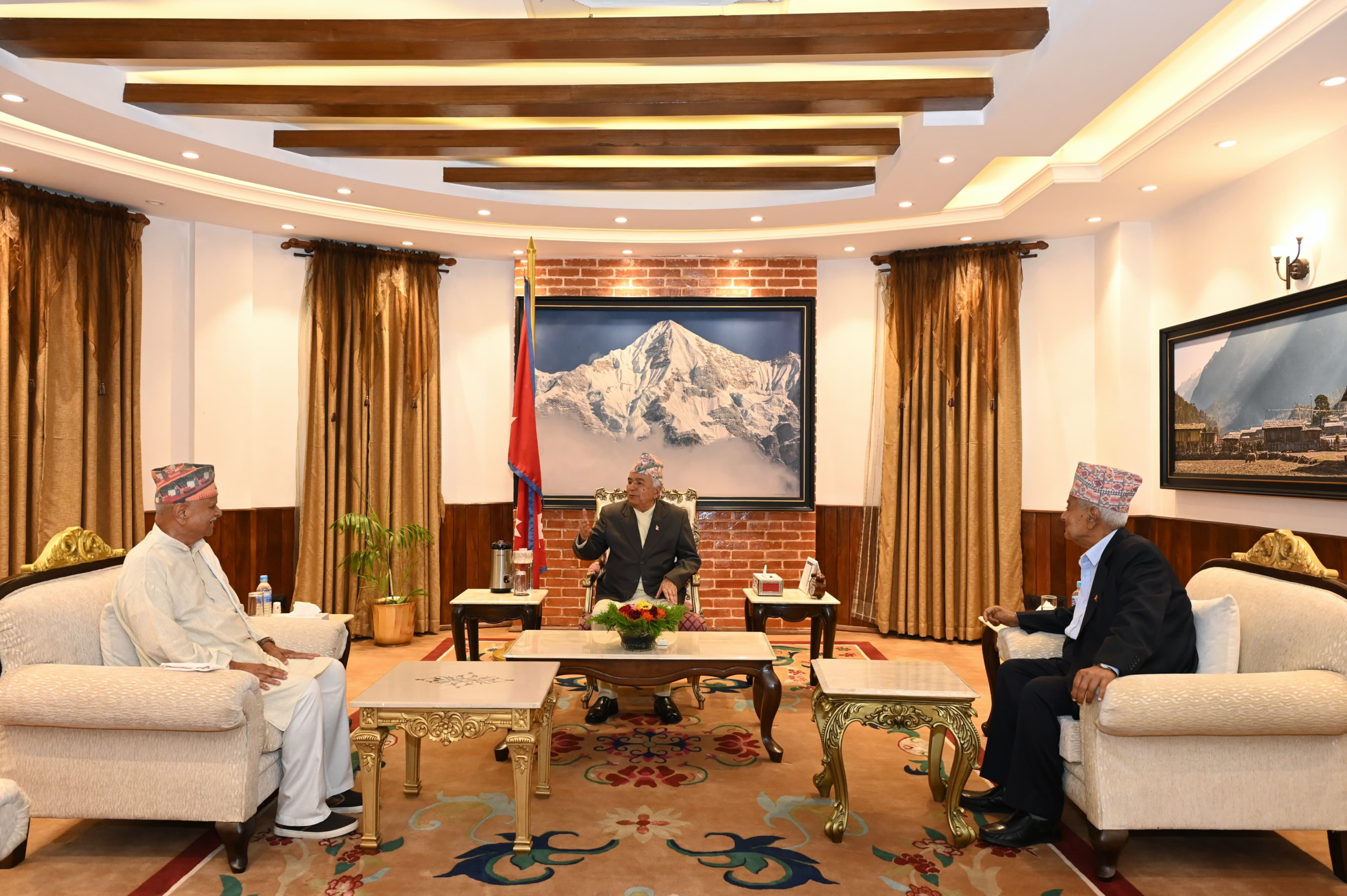     राष्ट्रपति पौडेलद्वारा पूर्वराष्ट्रपति यादव र पूर्वउपराष्ट्रपति झासँग छलफल   