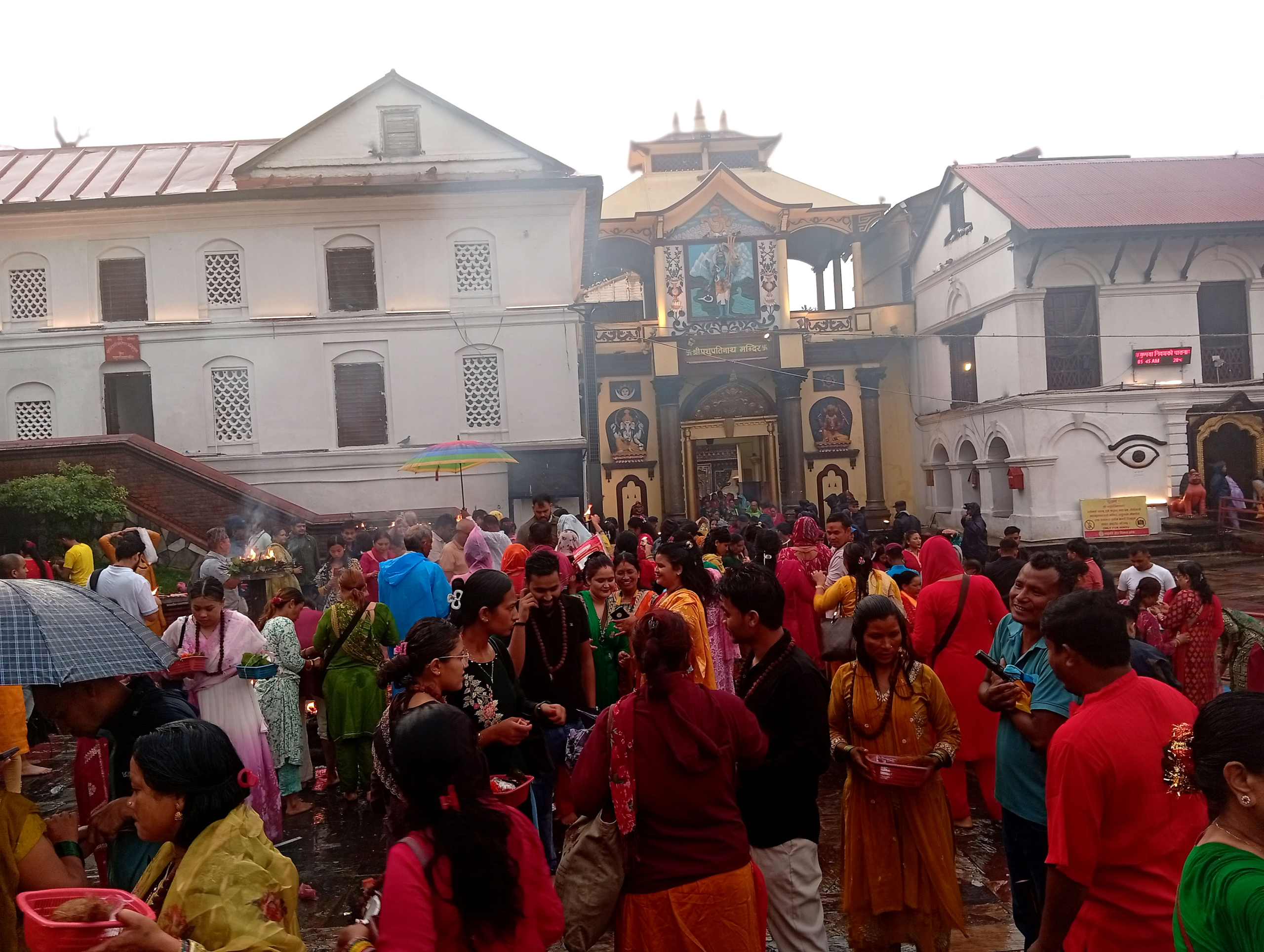     साउनको दोस्रो सोमबार : पशुपतिनाथमा बिहानैदेखि भक्तजनको लर्काे   