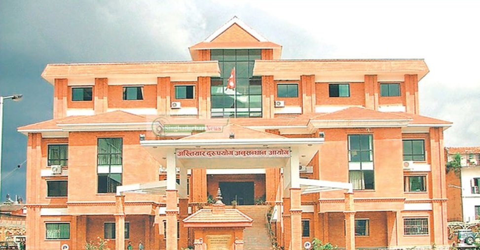     घुससहित डिभिजन प्रमुख र अधिकृत पक्राउ   