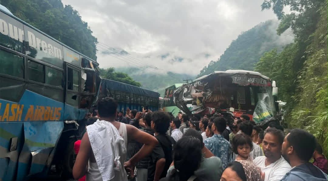 मुग्लिन-नारायणगढ सडकखण्डको जलबीरेमा २ बस ठोक्किए,