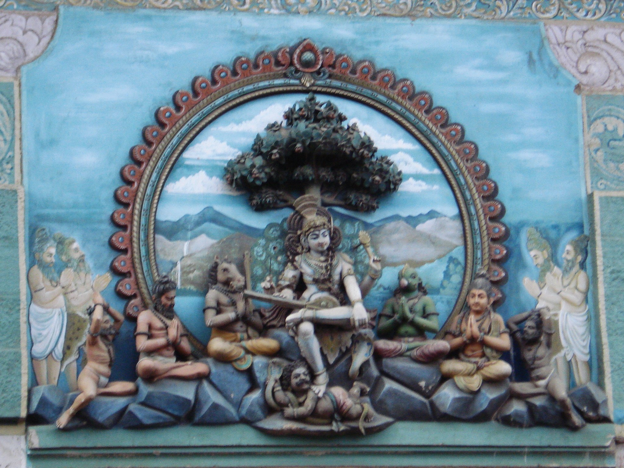     दक्षिणामूर्ति मन्दिरमा भक्तजनको लाम   