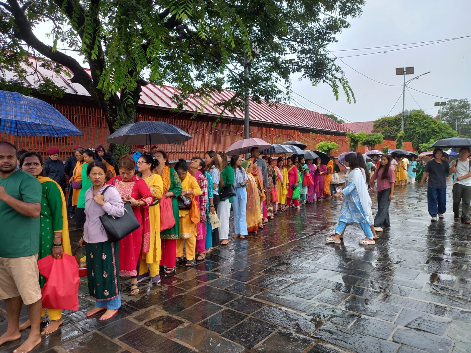    साउनको तेस्रो सोमबारः पशुपतिनाथमा दर्शनार्थीको घुइँचो   