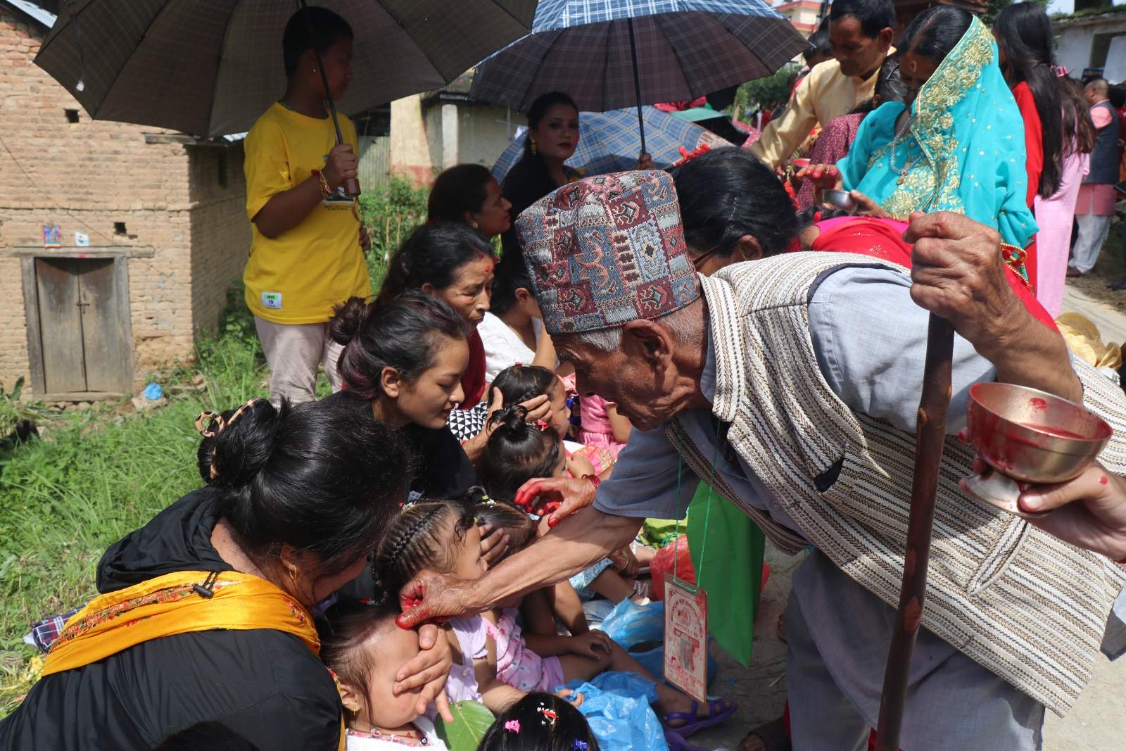 प्राचीन बनेपाको धार्मिक पहिचानः १२४ वर्षदेखि ‘कन्या–पूजा’         राजकुमार पराजुली/रासस     काभ्रेपलाञ्चोक, ८ भदौः प्राचीन, धार्मिक एवं ऐतिहासिक सहर बनेपा । जहाँ १२४ वर्षदेखि लगातार कन्यालाई देवीका रूपमा मान्दै पूजा गरिँदै आइएको छ ।            रजस्वला नभएका १० वर्षमुनिका कन्यालाई ‘कन्या–पूजा’ नाम दिइएको यस परम्परालाई यस वर्ष पनि निरन्तरता दिन स्थानीय सनातन कन्या–पूजा प्रबन्ध समितिले तयारी थालिसकेको छ ।            ‘अमूर्त सांस्कृतिक–सम्पदा’ नामकरण गरी वर्षौँदेखि बनेपाली उक्त पूजामा जुट्दै आएका छन् । विसं १९५९ देखि सांस्कृतिक–सम्पदा जोगाउँदै आएकामा गर्व गर्छन् बनेपाली । यस वर्ष यही भदौ १९ गते पूजाको आयोजना गरिएको छ । परम्पराअनुसार बनेपाको पुरानो बजारमा वर्षैँपिच्छे सप्तमी र कृष्ण जन्माष्टमीका दुई दिन पूजा गरिँदै आएको छ ।            नेवाः कन्या–पूजाको नाममा टिकट दिएर बनेपा नगरपालिका–८ दक्षुटोलमा उक्त पूजा आयोजना गरिन्छ । पूजामा भने बर्सेनि करिब दुई हजारदेखि दुई हजार ५०० कन्या सहभागी हुने गर्दछन् । पछिल्ला वर्षमा यो सङ्ख्या बढ्दै गएको छ । मुख्य पूजा भने सनातन कन्या–पूजा प्रबन्ध समितिमार्फत बनेपामा कन्यालाई ‘सवा–शताब्दी’देखि पुज्दै आइएको हो ।            नेपालको काभ्रेपलाञ्चोक जिल्लाबाहेक अन्य स्थानमा यस्तो पूजा गरिएको पाइँदैन । रजस्वला नभएका तथा ‘वेल–विवाह’ नगरिएका कन्यालाई पुज्ने व्यक्ति निरोगी भई ‘मनले चिताएको’ पुग्ने मान्यता रहिआएको छ । यस मान्यताका साथ पछिल्ला केही वर्षदेखि काभ्रेपलाञ्चोकको विभिन्न बजार तथा बस्तीमा श्रीकृष्ण जन्माष्टमीको अवसरमा पुज्ने प्रचलन विस्तार भएको छ ।            समितिका अनुसार उक्त पूजामा सहभागी हुने करिब आठ हजार कन्याका लागि ३२ हजार स्वारीसहितका सामग्री तयार पारिएको छ । कन्या पुज्नका लागि आवश्यक सामग्री तथा पुज्ने व्यक्तिको तय भइसकेको समितिका सचिव प्रकाश कायस्थले जानकारी दिनुभयो । उहाँका अनुसार बनेपा आसपास ‘सात गाउँ’का कन्यालाई बनेपामा पूजा गरिँदै आएको परम्परालाई व्यवस्थित गर्न समिति नै गठन गरी निरन्तरता दिइएको छ ।            कृष्ण जन्माष्टमीको दिनमा गरिने मुख्य कन्या–पूजामा काभ्रेपलाञ्चोकलगायत छिमेकी जिल्लाबाट बर्सेनि करिब आठदेखि १० हजार हाराहारीमा कन्या सहभागी हुने गर्दछन् । बनेपा नगरको भोलाखाँ टोलदेखि लायकु दरबार तथा पुरानो बजार हुँदै चारदोबाटोसम्म सडकको दायाँबायाँ पेटीमा रजस्वला नभएका कन्या लस्करै बस्छन् । जनविश्वासका कारण कन्यालाई पुज्नेको ठूलो भीड लाग्ने गर्छ ।            त्यस दिन कन्यालाई पुज्न काठमाडौँ, भक्तपुर र ललितपुर तथा छिमेकी जिल्लाबाटसमेत भक्तजन आउने गरेका छन् । कन्या–पूजामा समितिमार्फत १३५ जना भक्तजनले दानदक्षिणा तथा प्रसाद, स्वारी र मालपुवा, पैसा, जेरी, बिस्कुट, छोकडा, काजु एवं विभिन्न प्रकारका मिठाई वितरण गर्दछन् । पूजामा सामेल प्रत्येक कन्याको टाउकोमा शुद्ध तोरीको तेल खन्याएर देवीसरह रातो टीका लगाइदिने प्रचलन छ ।            बनेपामा हुने कन्या–पूजामा प्रतिकन्या रु ५०० बराबरका सामग्री उपलब्ध गराइन्छ । गत वर्ष पनि करिब आठ हजार कन्याका लागि रु तीन करोडभन्दा बढी खर्च भएको समितिका उपाध्यक्ष सुरकृष्ण वैद्यले बताउनुभयो । उहाँका अनुसार दाताको सहयोगबाहेकको खर्च समितिका पदाधिकारीले नै व्यहोर्दै आएका छन् ।            किंवदन्तीअनुसार रजस्वला नभएका र वेलविवाह नगरिएका कन्याको लाममा देवकन्या, नागकन्या, गन्धर्वकन्या, किन्नरकन्या र किचकन्या मानवकन्याका भेषमा आउने भएकाले उनीहरूलाई आराध्यदेवी चण्डेश्वरी देवीकी कुमारी मानेर पूजा गरेमा सार्थक हुने विश्वास छ । बनेपा सात गाउँलाई राक्षसबाट मुक्त गराउन सफल चण्डेश्वरी देवीको रूपमा ‘कन्या’नै भएकाले कन्यालाई पुज्दै आएको बताइन्छ ।            कन्याको स्वागत एवं सम्मानमा लागि बनेपाका नेवार समुदायले विभिन्न प्रकारका झाँकी र बाजासमेत बजाउँछन् । भोछिभोया खलक चण्डेश्वरीका सन्तति मानिने भएकाले कुनै जाति या वर्गको आधारमा भेदभाव नराखी उपस्थित कन्याको पूजा गरिन्छ । बनेपा नपा–३ भोलाखाँ टोलमा गणेश र कुमारको पूजा भएपछि मात्र कन्यापूजा सुरु हुने गर्दछ ।            बनेपाको ऐतिहासिक लेखनअनुसार कुनै समय बनेपाका एक नेवार समुदाय (वैद्य)का व्यक्तिले धेरै दुःख भएपछि घरको बुइँगलमा राखेर कन्यालाई पूजा गरेका थिए । सुरुका वर्षमा नेवार समुदायका रजस्वला नभएका कन्यामात्रै पुजिँदै आएको र केही वर्षपछि सबै जातजातिका कन्यालाई पूजामा सामेल गराइएको स्थानीय बताउँछन् ।            पछिल्ला केही वर्षदेखि बनेपाका विभिन्न वडा तथा विभिन्न सङ्घसंस्थाले धुलिखेल, पनौती, पाँचखाल, दोलालघाटलगायतका स्थानमा कन्या पूजा आयोजना गर्दै आएका छन् ।      —