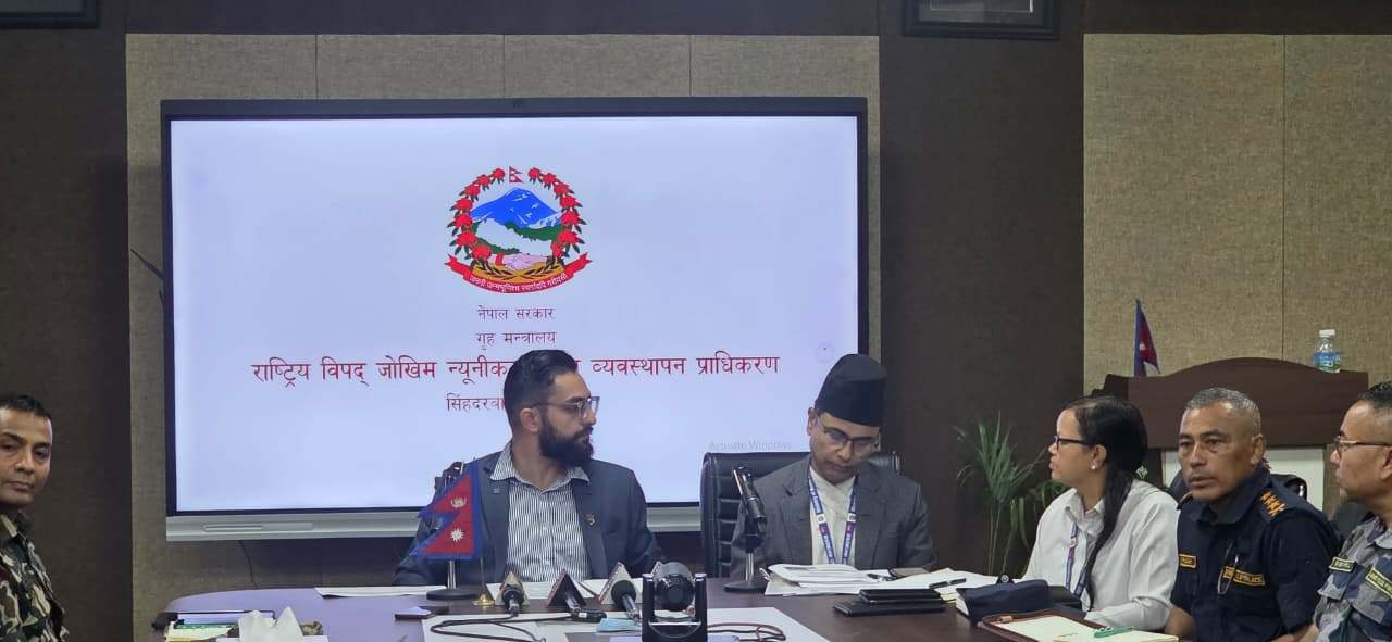     राज्यको सम्पूर्ण शक्ति नागरिकको जीवन रक्षा गर्न प्रभावित क्षेत्रमा खटिएको छः प्रवक्ता पोखरेल   