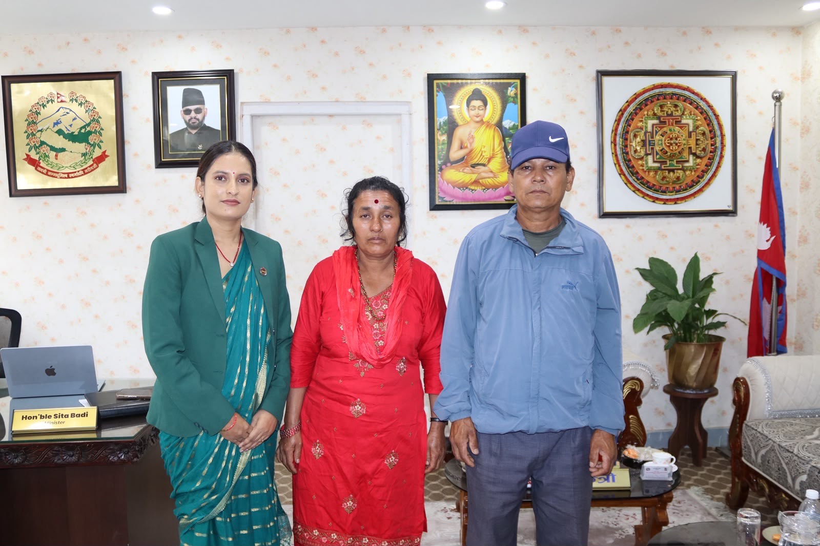     अजित मिजारका परिवारसँग मन्त्री वादीको भेट   