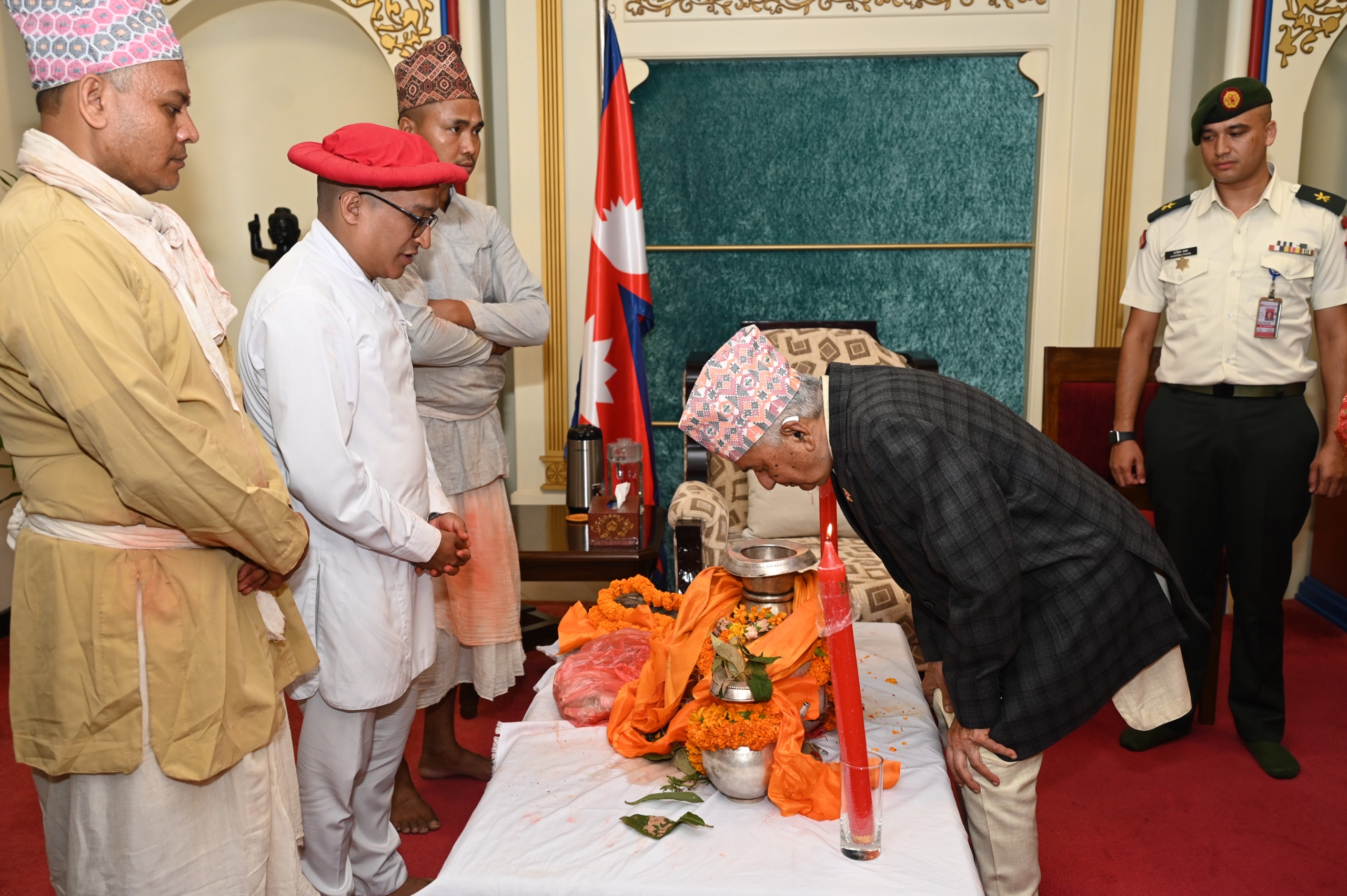     राष्ट्रपतिद्वारा चाँगुनारायणको प्रसाद ग्रहण   