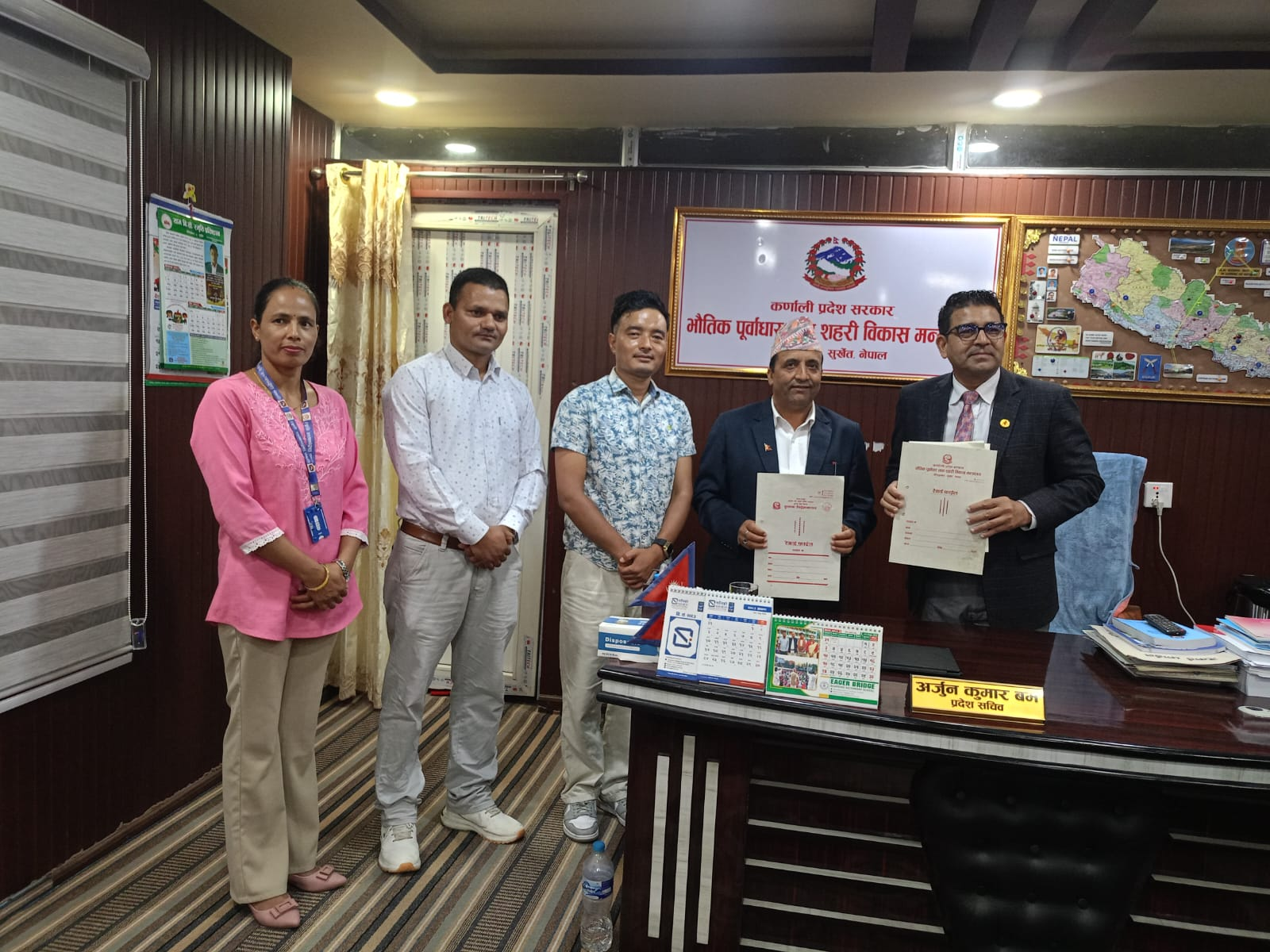     हुलाकमार्फत आजदेखि घरदैलोमै सवारी चालक अनुमतिपत्र ढुवानी सुरु   
