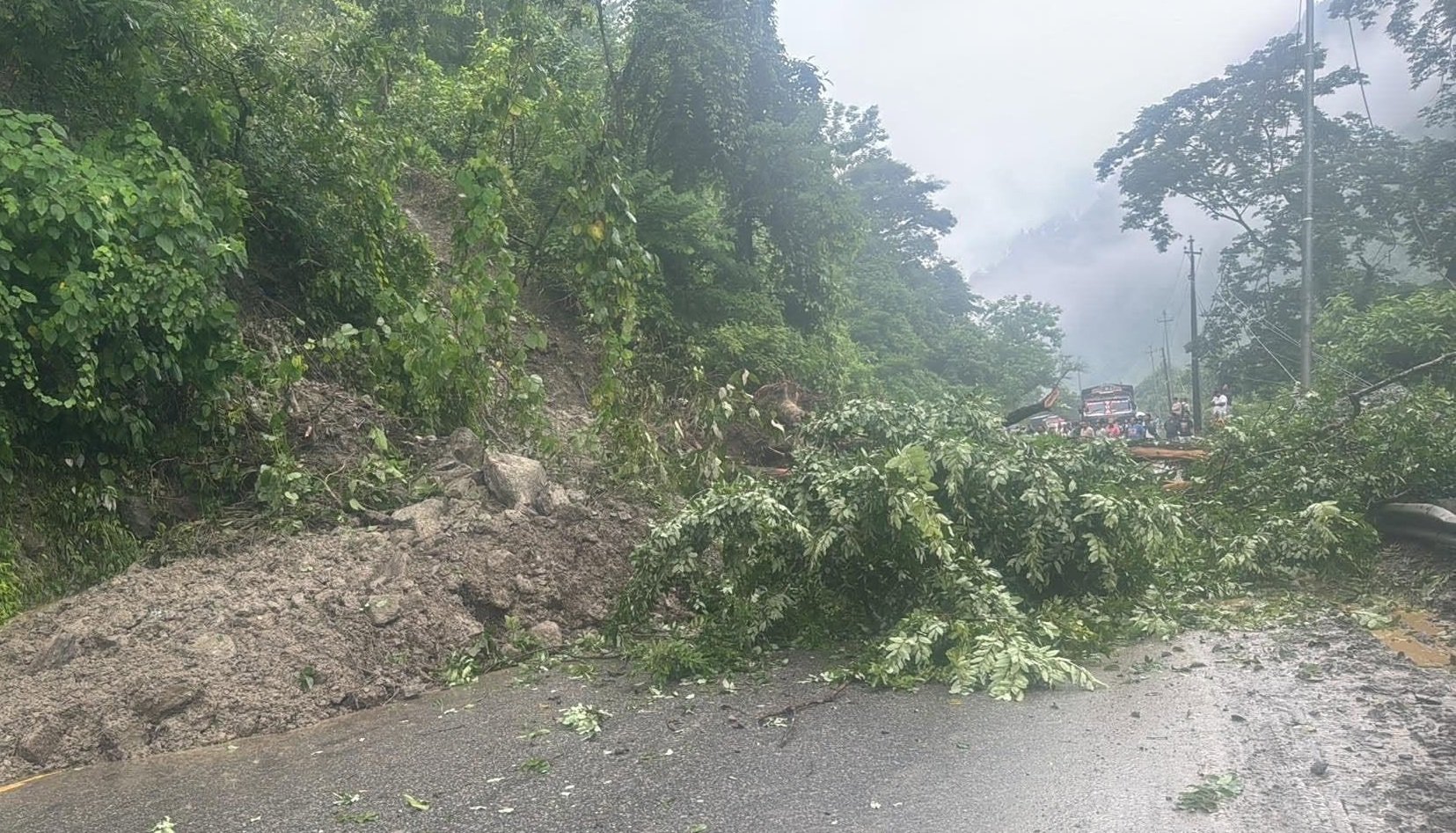     देशका विभिन्न स्थानमा सडक अवरुद्ध, यातायात प्रभावित   