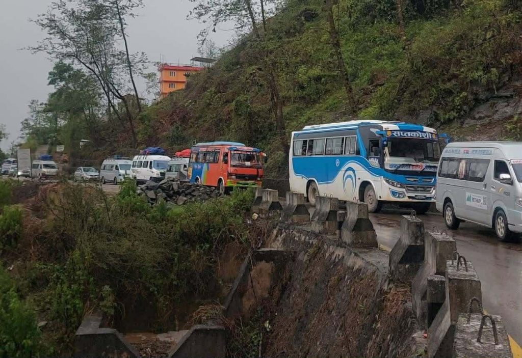     कान्ति राजमार्ग र भैँसे–भीमफेदी–कुलेखानी सडकमा राति सवारी सञ्चालन रोक   