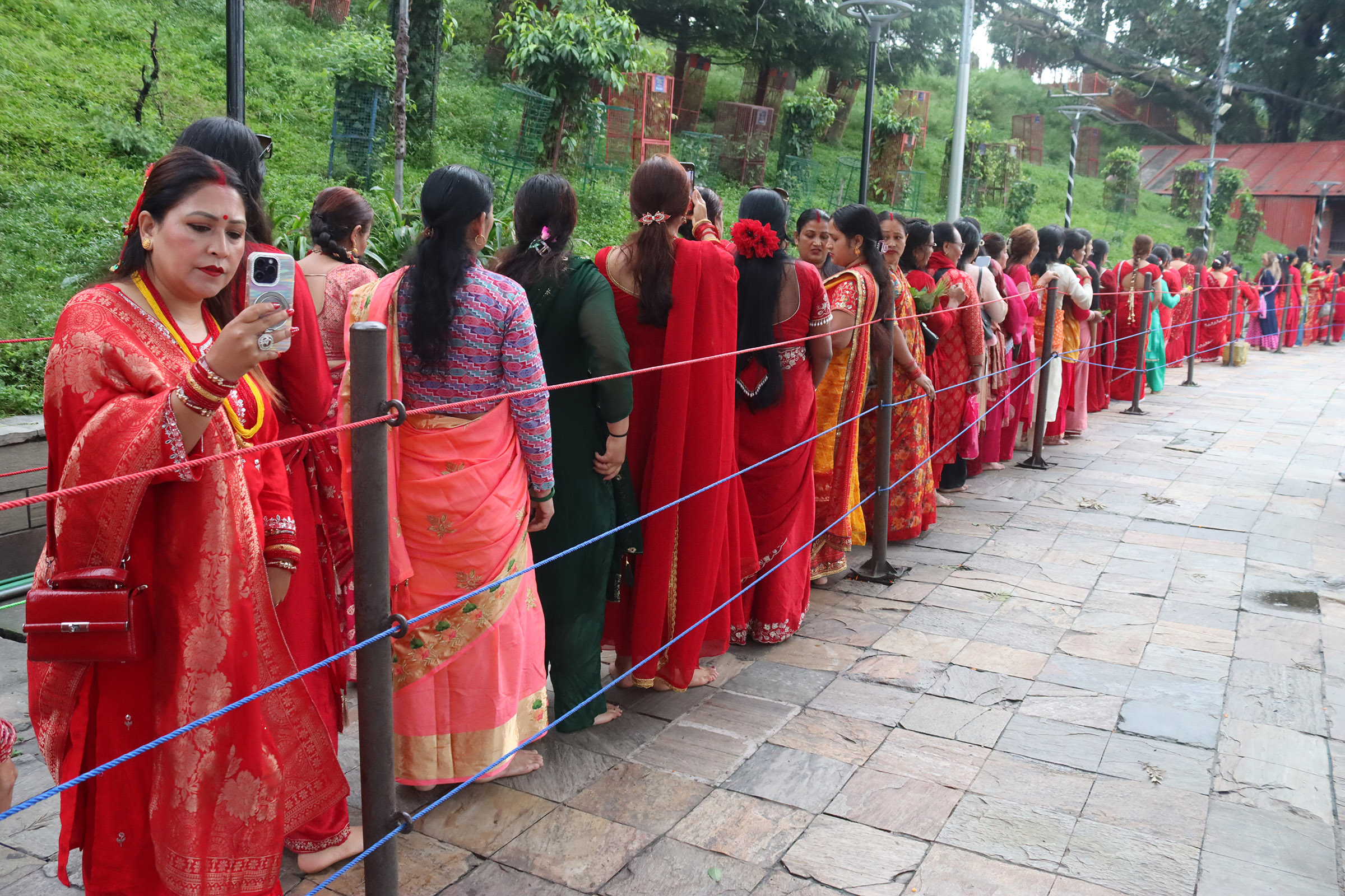    हरितालिका पर्व : पशुपति क्षेत्रमा बिहानैदेखि महिला व्रतालुको लाम   