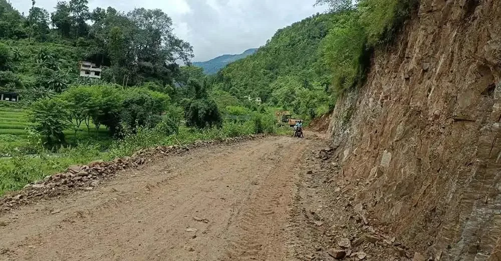     धादिङको परेवाटार–मास्टार सडकमा एकतर्फी यातायात सञ्चालन   