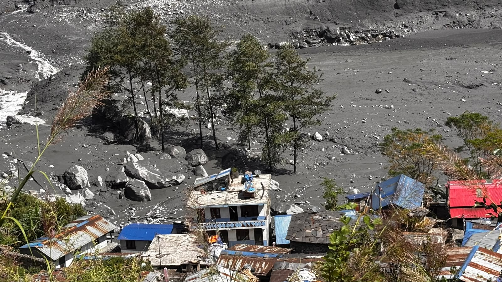     भोटेकोशी बाढीपीडितलाई छ महिनाभित्र अस्थायी आवासमा सारिने   