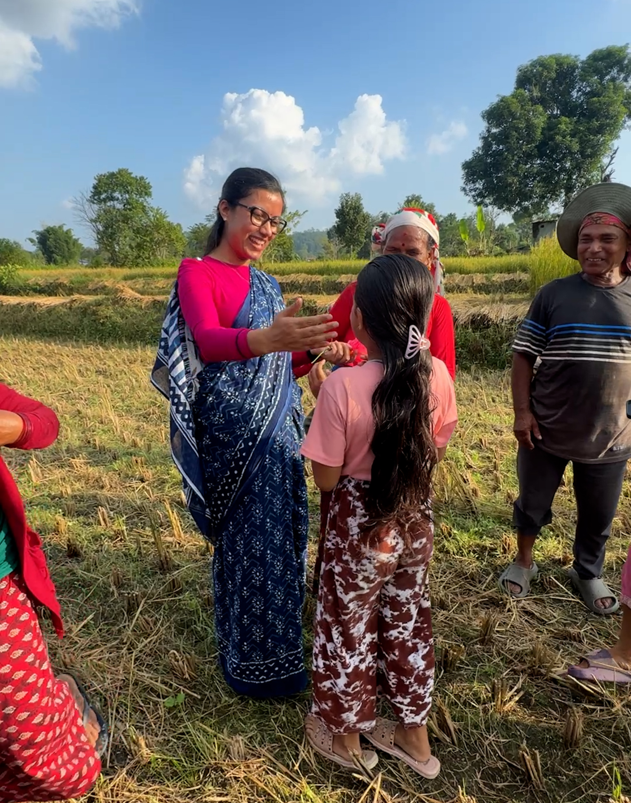     पर्वमा जनतासँग मन्त्री गौतम   
