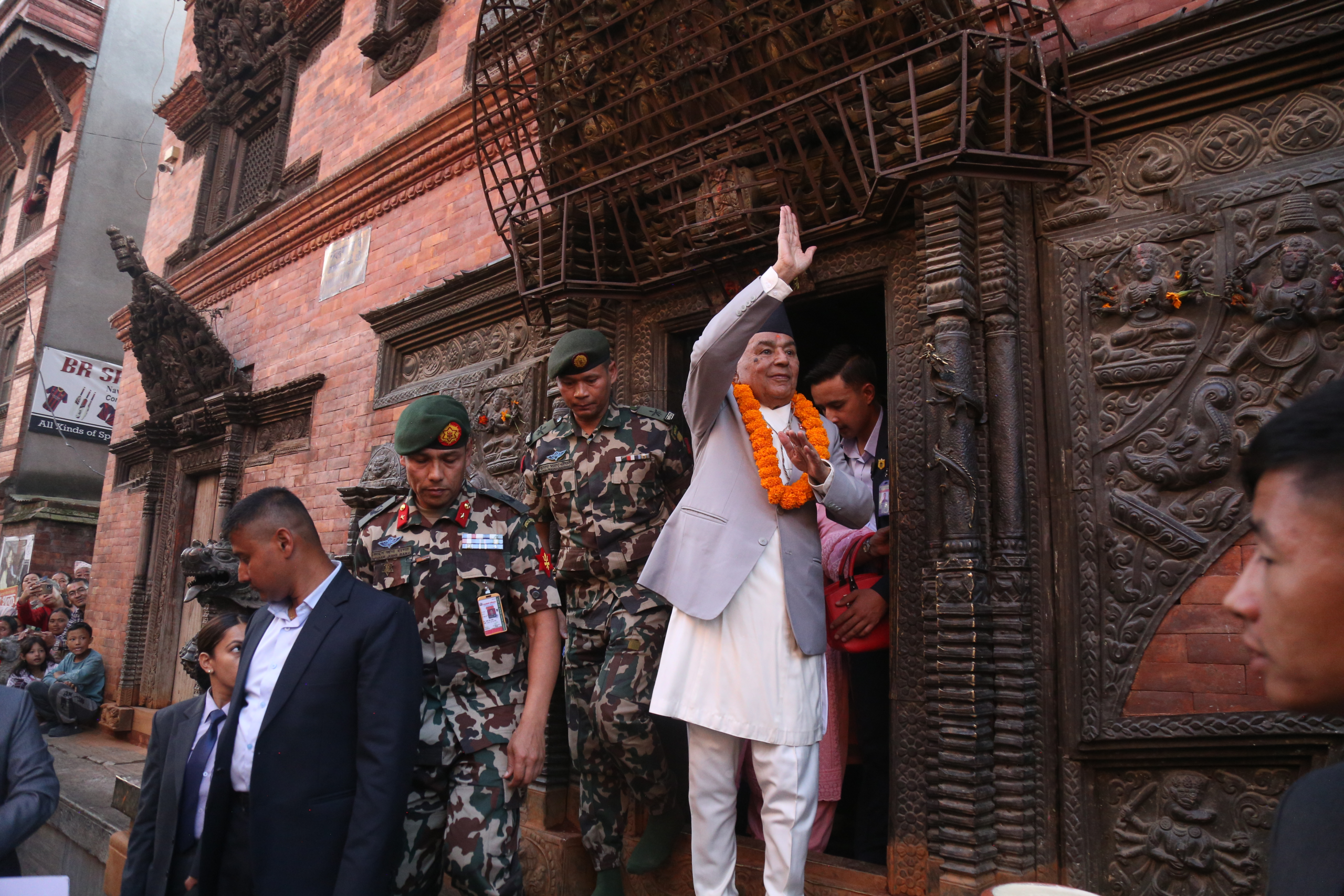     राष्ट्रपतिद्वारा पौडेलद्वारा नवदुर्गाको विशेष पूजा तथा प्रसाद ग्रहण   