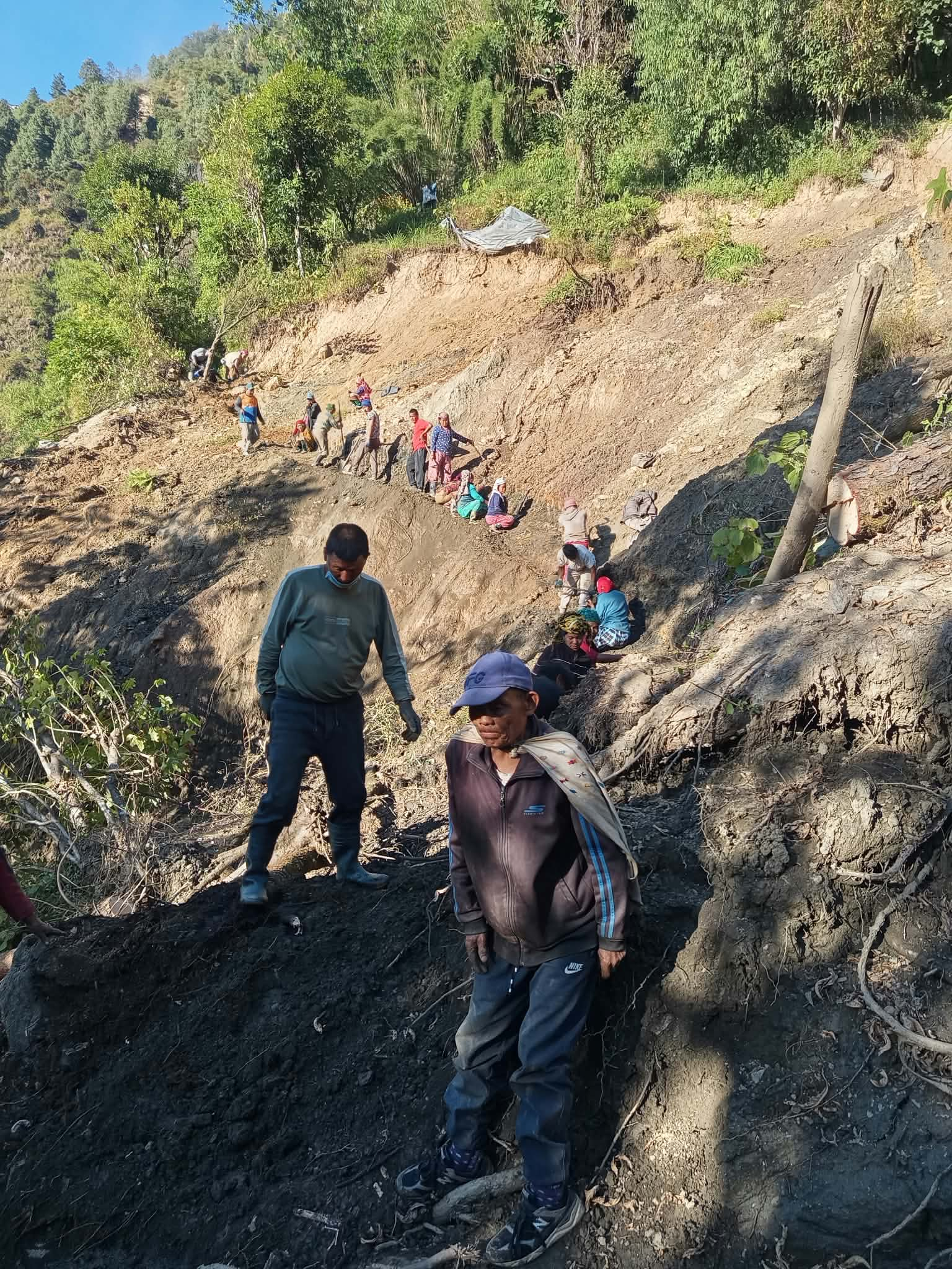     विपद्बाट क्षतिग्रस्त भौतिक संरचना पुनर्निर्माणका लागि श्रमदान   