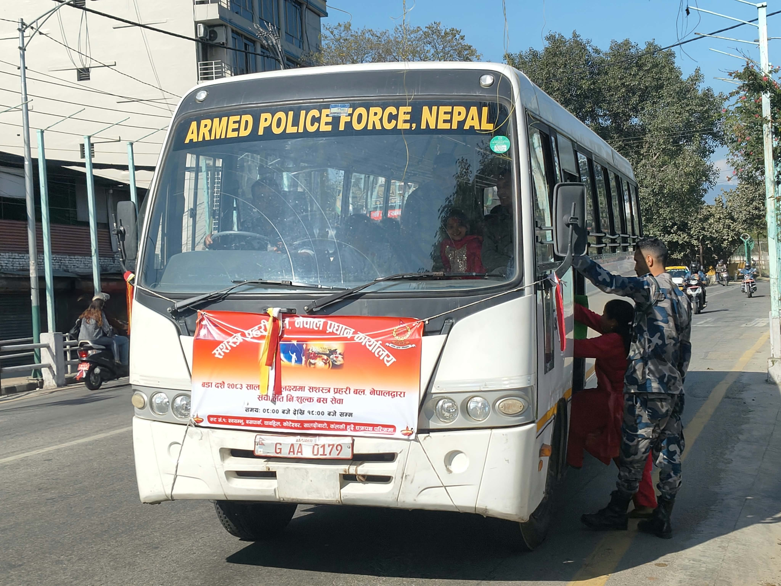     प्रहरीका निःशुल्क बस सेवाबाट तीन हजारभन्दा बढी यात्रु लाभान्वित   