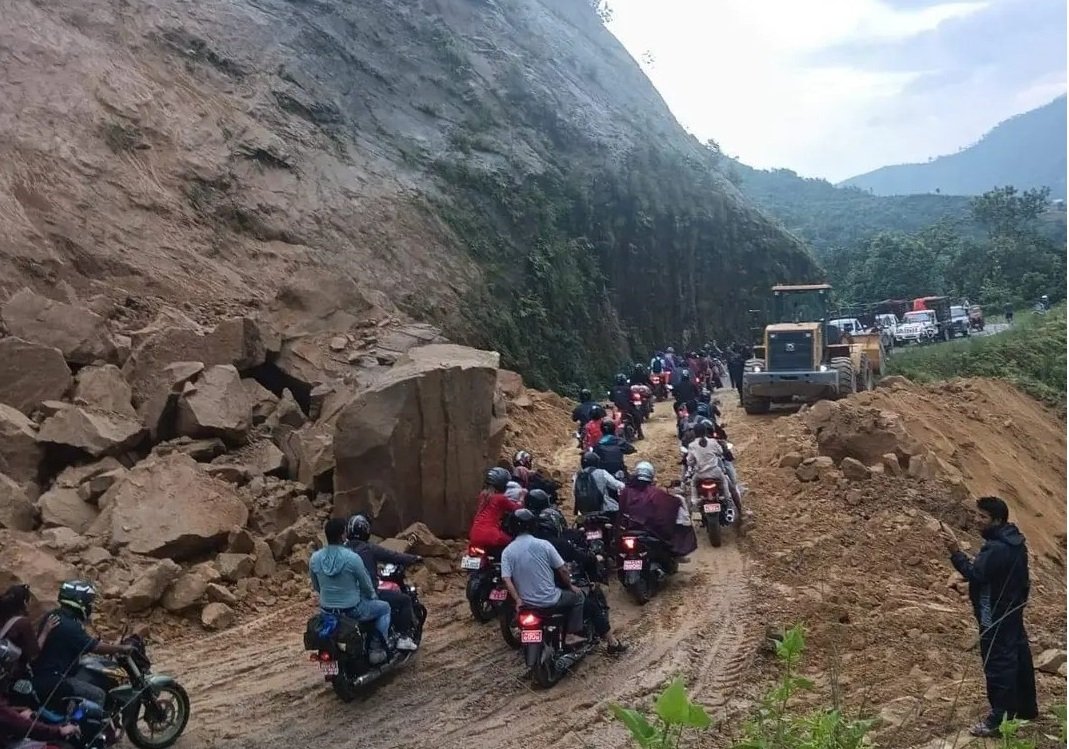     बाढीपहिरोले पाँच स्थानका सडक अवरुद्ध, कान्तिलोकपथमा राति गाडी चलाउन नपाइने   