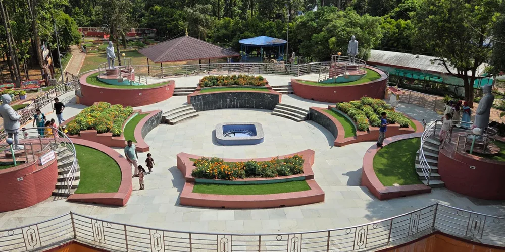     दसैँ बिदामा १५ हजार बढी पर्यटकद्वारा सहिद स्मारक अवलोकन   